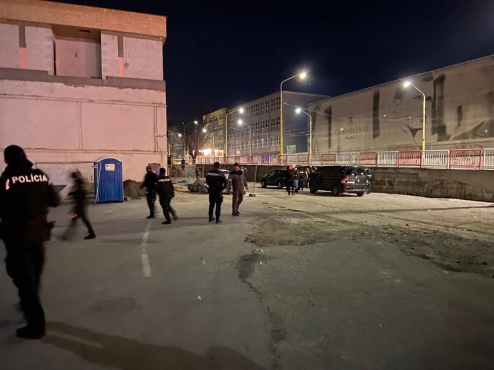 Policajt v službe zastrelil svojho kolegu. Páchateľ z miesta činu aj so zbraňou ušiel.