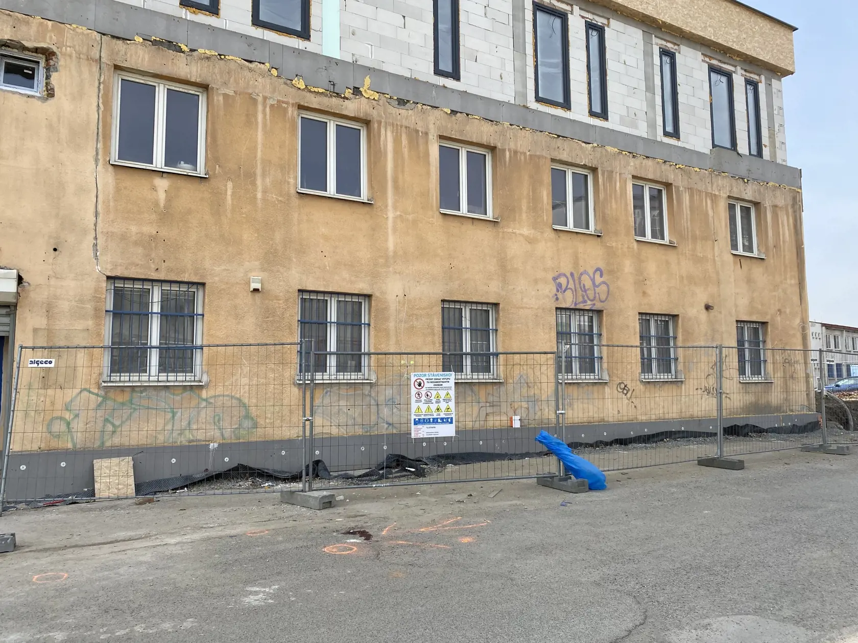 Na meste nešťastia zostali krvavé stopy a modrý igelit, ktorým bolo prikryté telo nebohého.