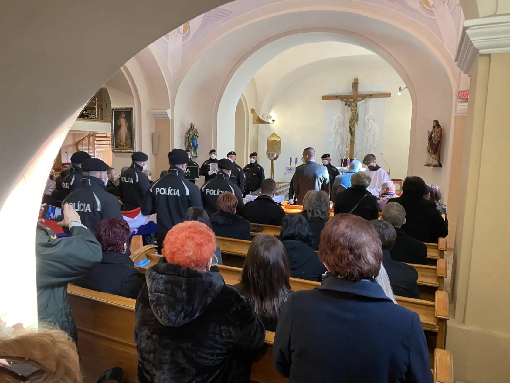 Rakvu s nebohým Filipom zakryli policajti vlajkou.