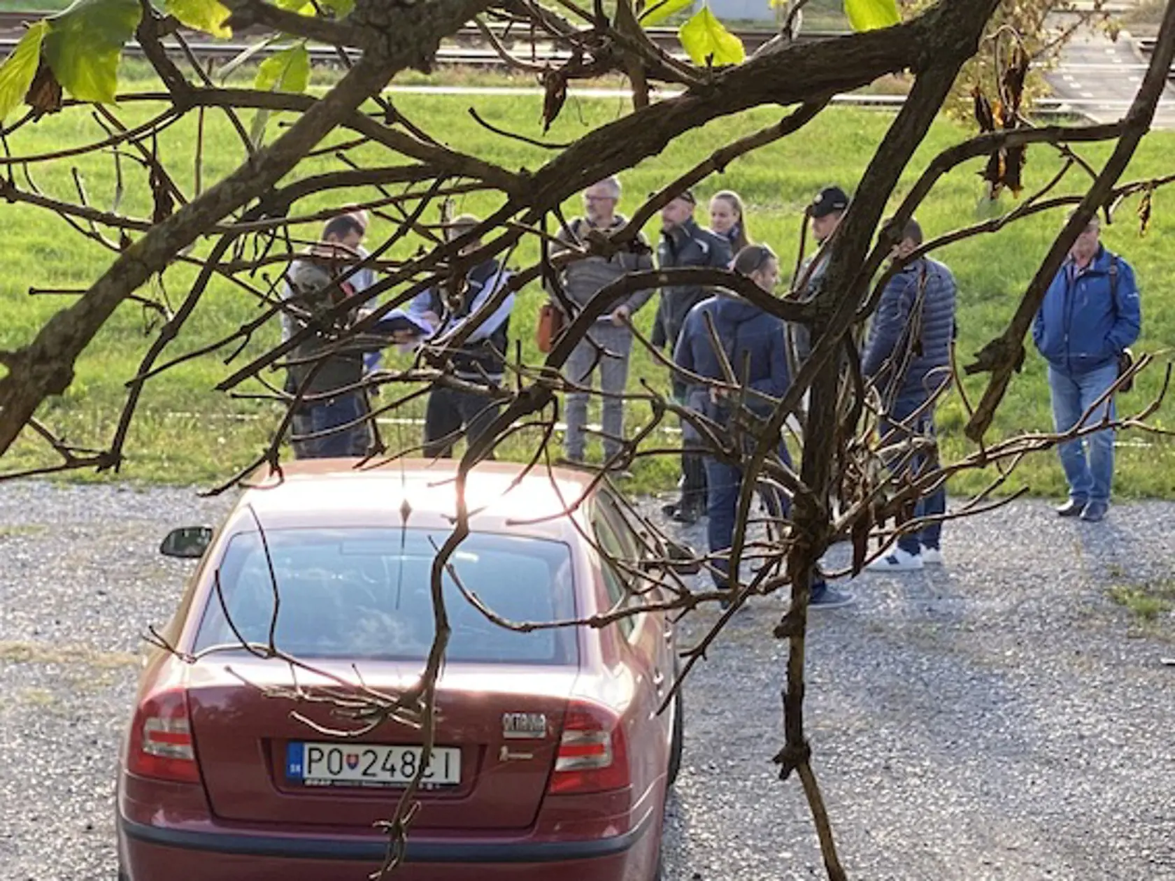 Rekonštrukcia streľby Martina Turčana na svojho kolegu. Priviedli ho v putách, ktoré mal na rukách aj nohách previazaných reťazou. Po 20 minútach ho odviedli a na mieste činu zostali policajti, policajný vyšetrovateľ, technici, súdna znalkyňa a zástupca prokuratúry.