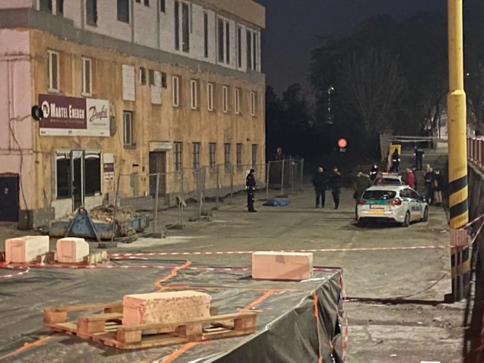 Páchateľ ušiel v služobnom aute smerom na Košice.