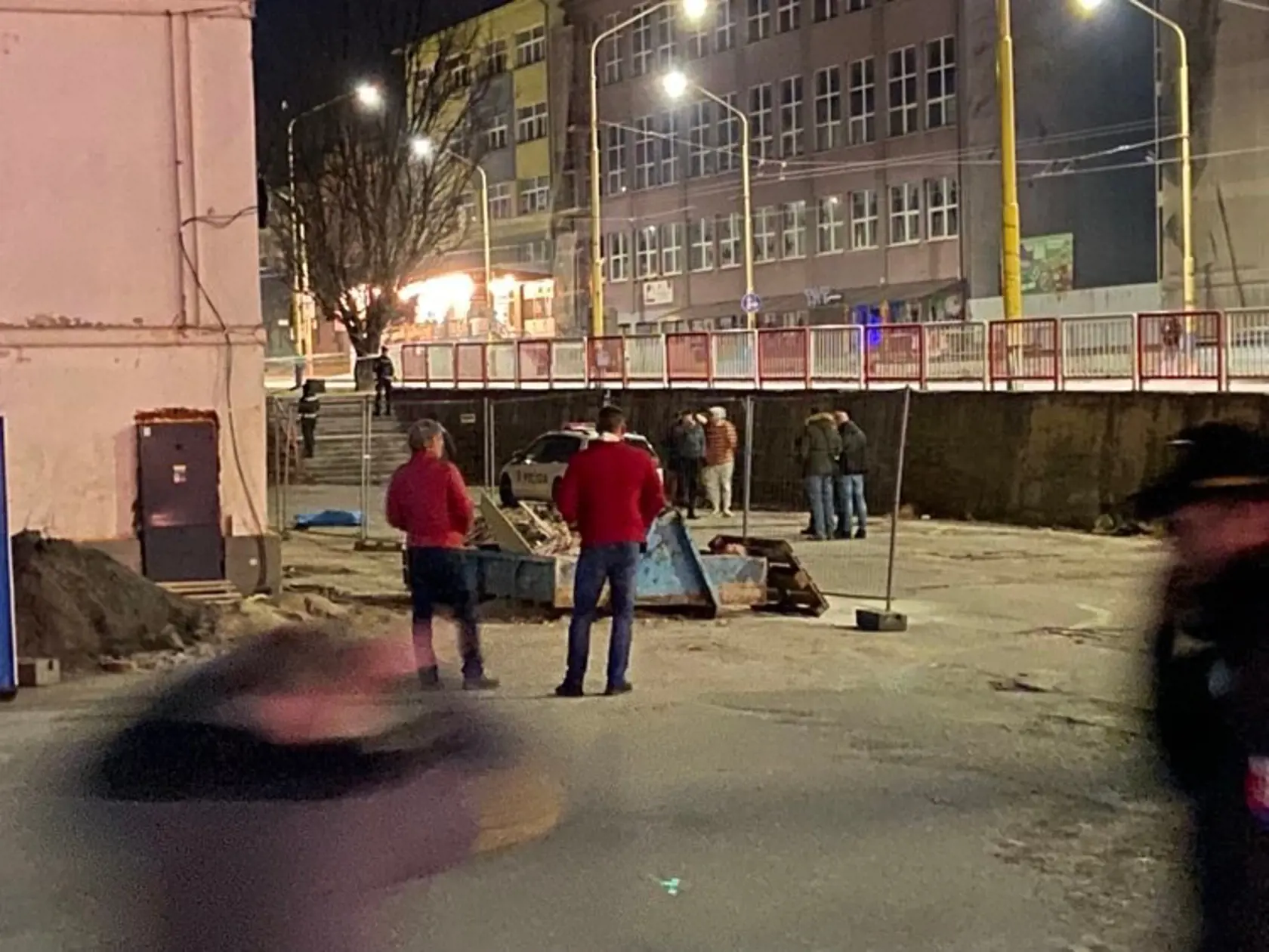 V prípade vystupujú dvaja svedkovia, ktorí boli v čase streľby neďaleko. Podľa našich informácií to boli práve oni, ktorí sa umierajúcemu nevinnému mladému mužovi snažili podať prvú pomoc a zachrániť ho. Ich výpoveď bude zrejme kľúčová.