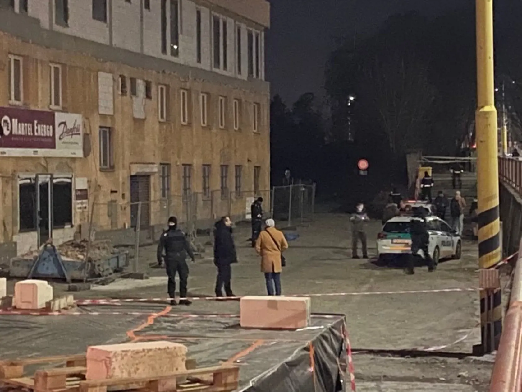 Páchateľ ušiel v služobnom aute smerom na Košice.