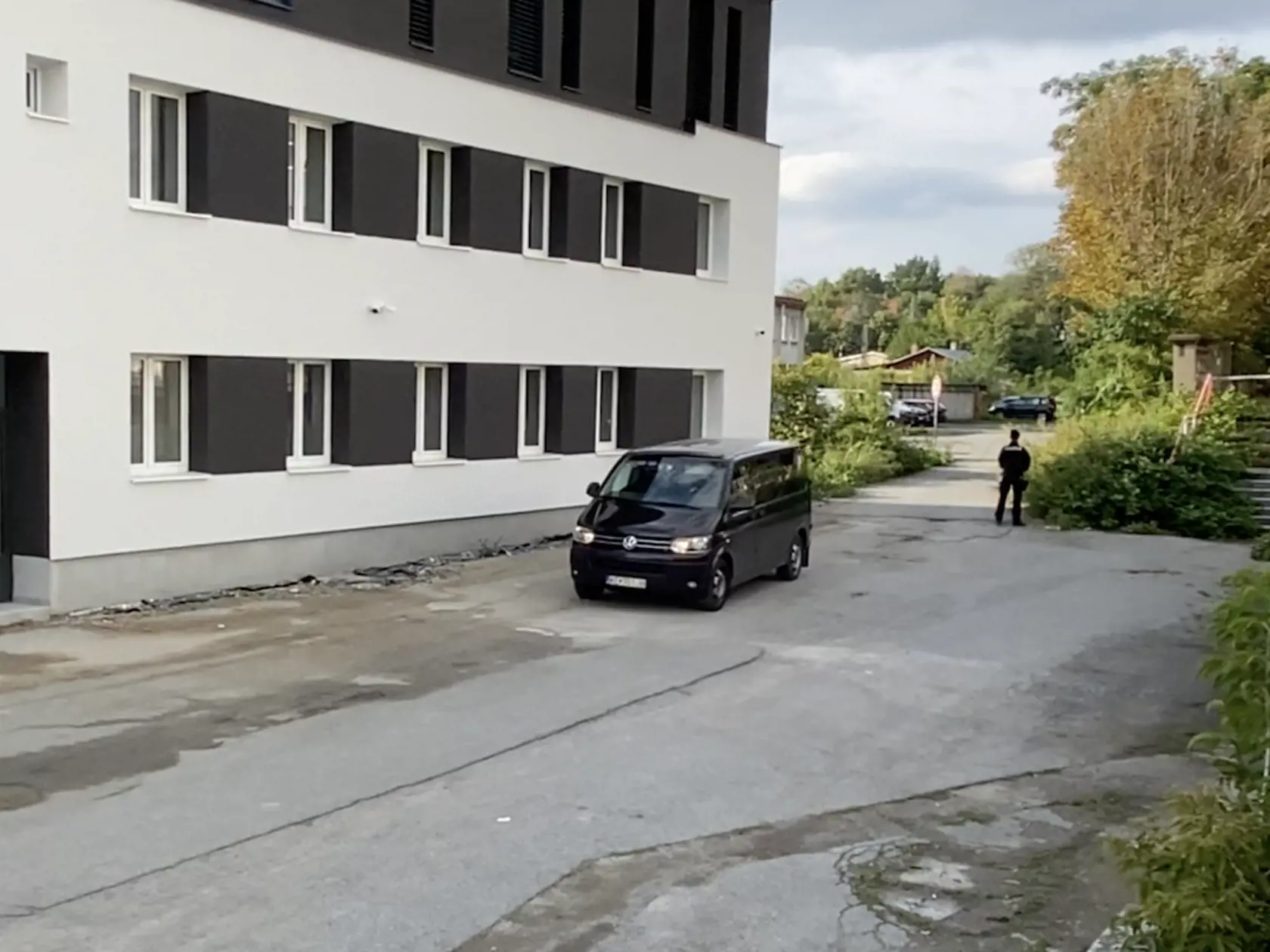 Eskorta s kukláčmi a s Martinom Turčanom z miesta činu odišla po 20 minútach od začatia rekonštrukcie. Policajti s obvineným, ktorý mal spútané retiazkou ruky aj nohy vošli do budovy oddelenia železničnej polície, kde sa začala hádka medzi ním a nebohým. Po pár minútach vyšli k parkovisku, kde sa strieľalo.