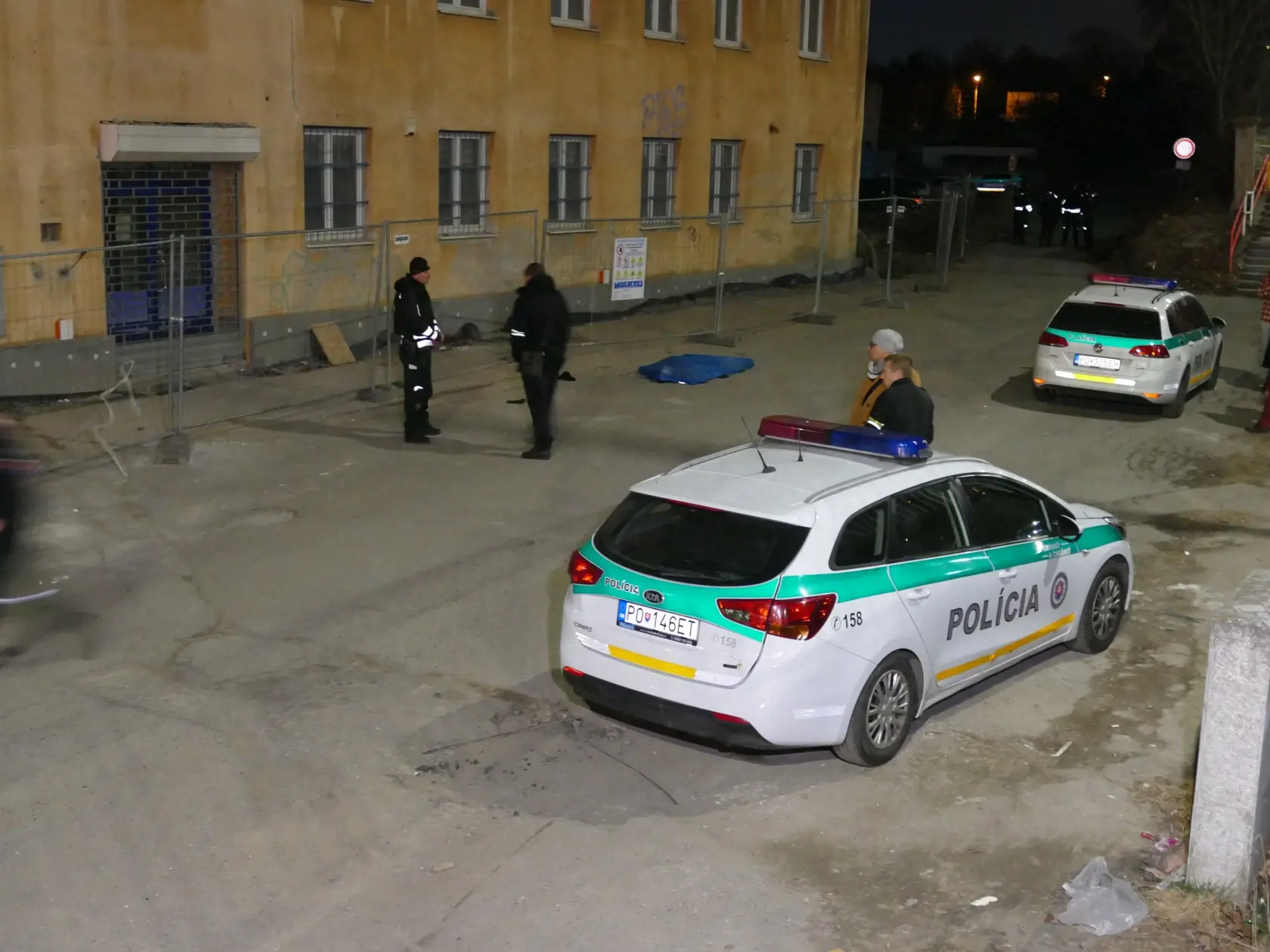 Tragická udalosť sa stala o 18:15 v pondelok 14. marca 2022 na parkovisku pred budovou bývalej železničnej stanice, ktorá stojí medzi čerpacou stanicou a železničným policajným oddelením. Policajt Martin Turčan (33), syn prešovskej primátorky Andrey Turčanovej, zastrelil svojho kolegu Filipa S. Tureka (†29). Ten upozorňoval svojich nadriadených na psychické problémy Martina a žiadal, aby mu odobrali zbraň. Žiaľ, nestihli a došlo k obávanému nešťastiu.