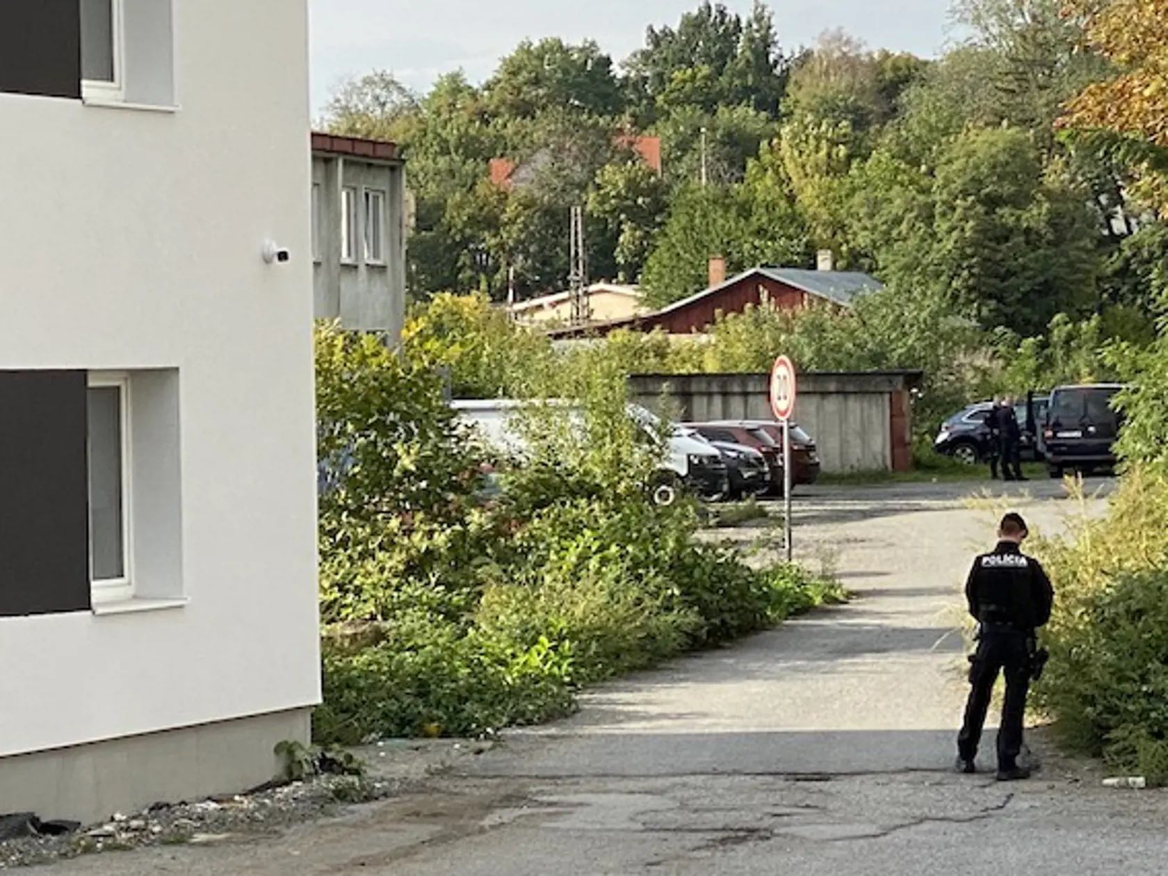 Martina Turčana priviedli na rekonštrukciu spútaného na medveďa, sprevádzali ho kukláči a okolie navôkol strážili hliadkujúci policajti.