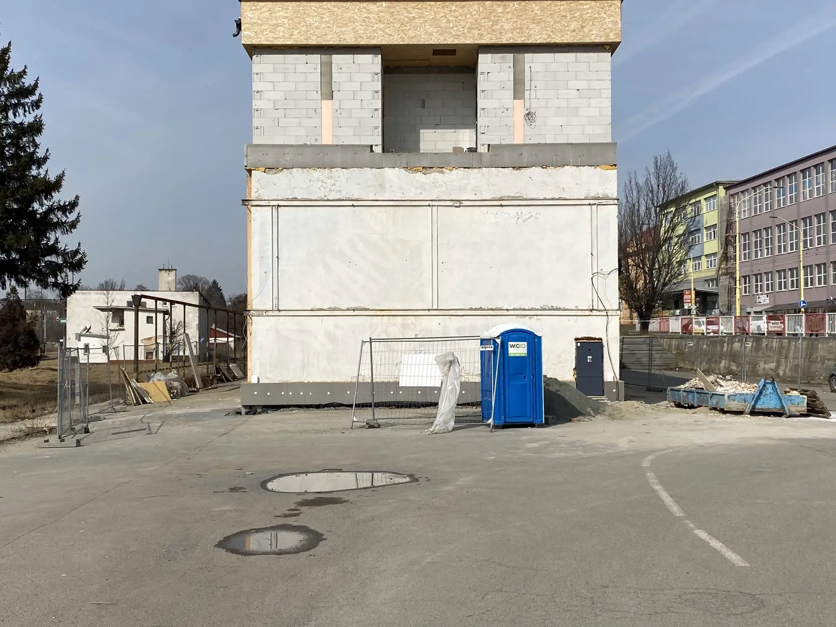 Na fotke vľavo budova oddelenia železničnej polície, vpredu rekonštruovaný objekt bývalej železničnej stanice. Zastrelený Filip padol bezvládne na zem vpravo, pred pristavený kontajner na stavebný odpad.