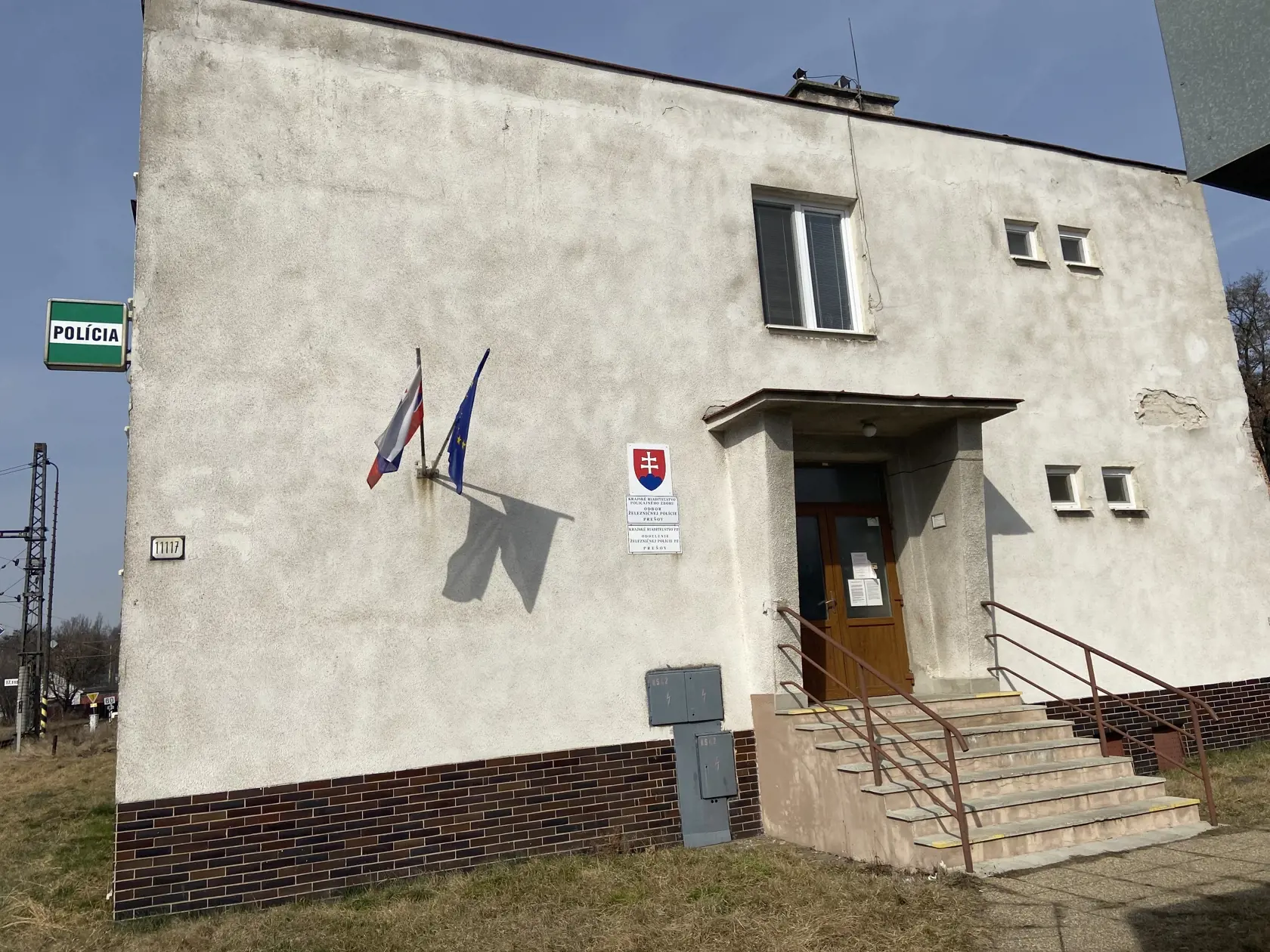 Železničná polícia v Prešove sídli neďaleko miesta, kde sa stala tragédia. Na parkovisku vpravo strieľal po svojom kolegovi Filipovi (†29) syn vtedajšej prešovskej primátorky Martin Turčan. Filip mal prestrelené pľúca a srdce odzadu, ďalšie dva strely ho šuchli. Všetko nasvedčuje tomu, že útočníkovi chcel utiecť. Pravdepodobne utekal v smere od parkoviska k bývalej budovy železničnej stanice. S prestreleným srdcom odbehol zopár metrov a nevládny spadol k zemi.