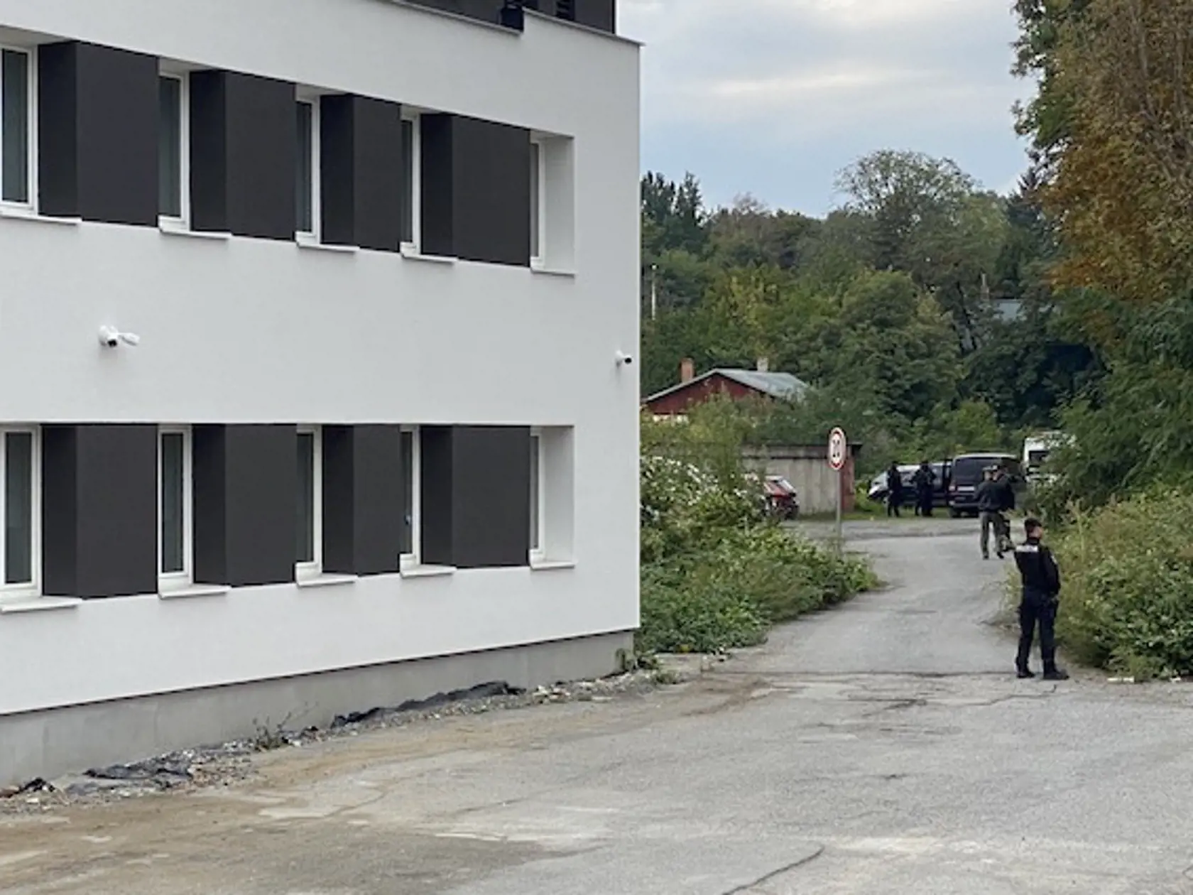 Martina Turčana priviedli na rekonštrukciu spútaného na medveďa, sprevádzali ho kukláči a okolie navôkol strážili hliadkujúci policajti.