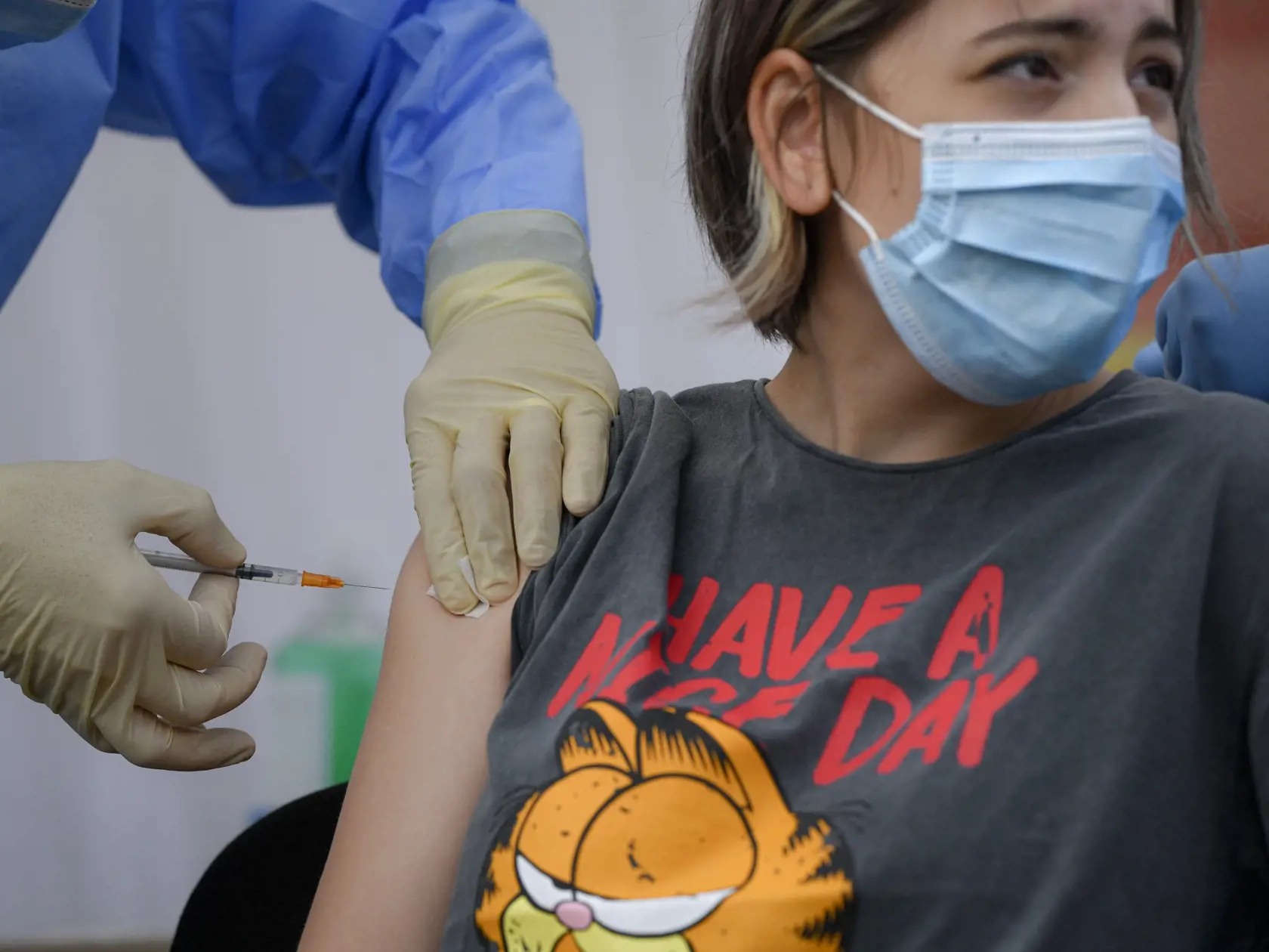 KK24 Bukurešť - Alexandra Maiorescuová počas očkovania vakcínou od konkorzia Pfizer/BioNtech proti ochoreniu Covid-19, v Bukurešti 2. júna 2021. V Rumunsku odštartovala v stredu očkovacia kampaň proti chorobe COVID-19 pre deti od 12 do 15 rokov. FOTO TASR/AP
Alexandra Maiorescu gets a Pfizer BioNTech COVID-19 vaccine in Bucharest, Romania, Wednesday, June 2, 2021. Romania has started the vaccination campaign for children between the ages of 12 and 15. (AP Photo/Andreea Alexandru)