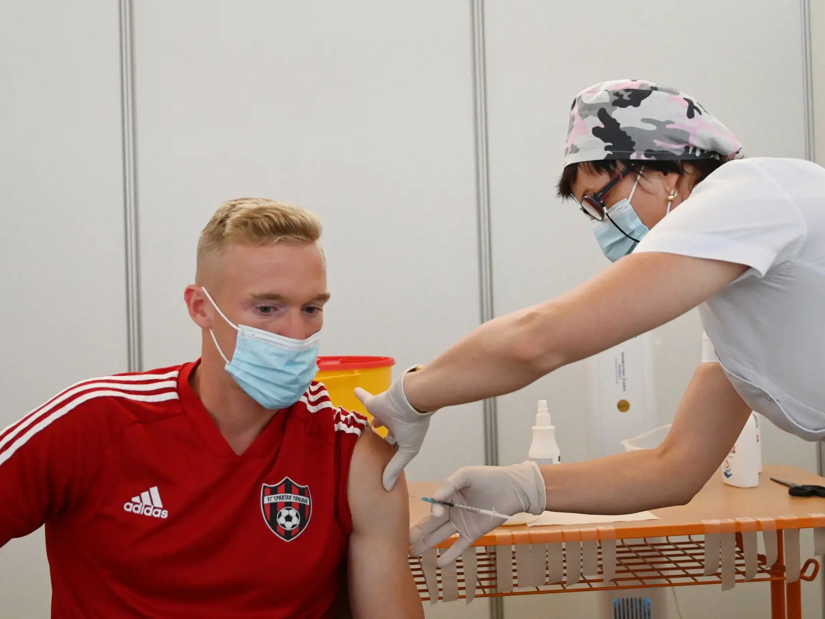 Na snímke futbalista FC Spartak Trnava Roman Procházka počas očkovania proti ochoreniu Covid-19 vo veľkokapacitnom očkovacom centre na Strednej zdravotníckej škole v Trnave v nedeľu 27. júna 2021. FOTO TASR - Lukáš Grinaj