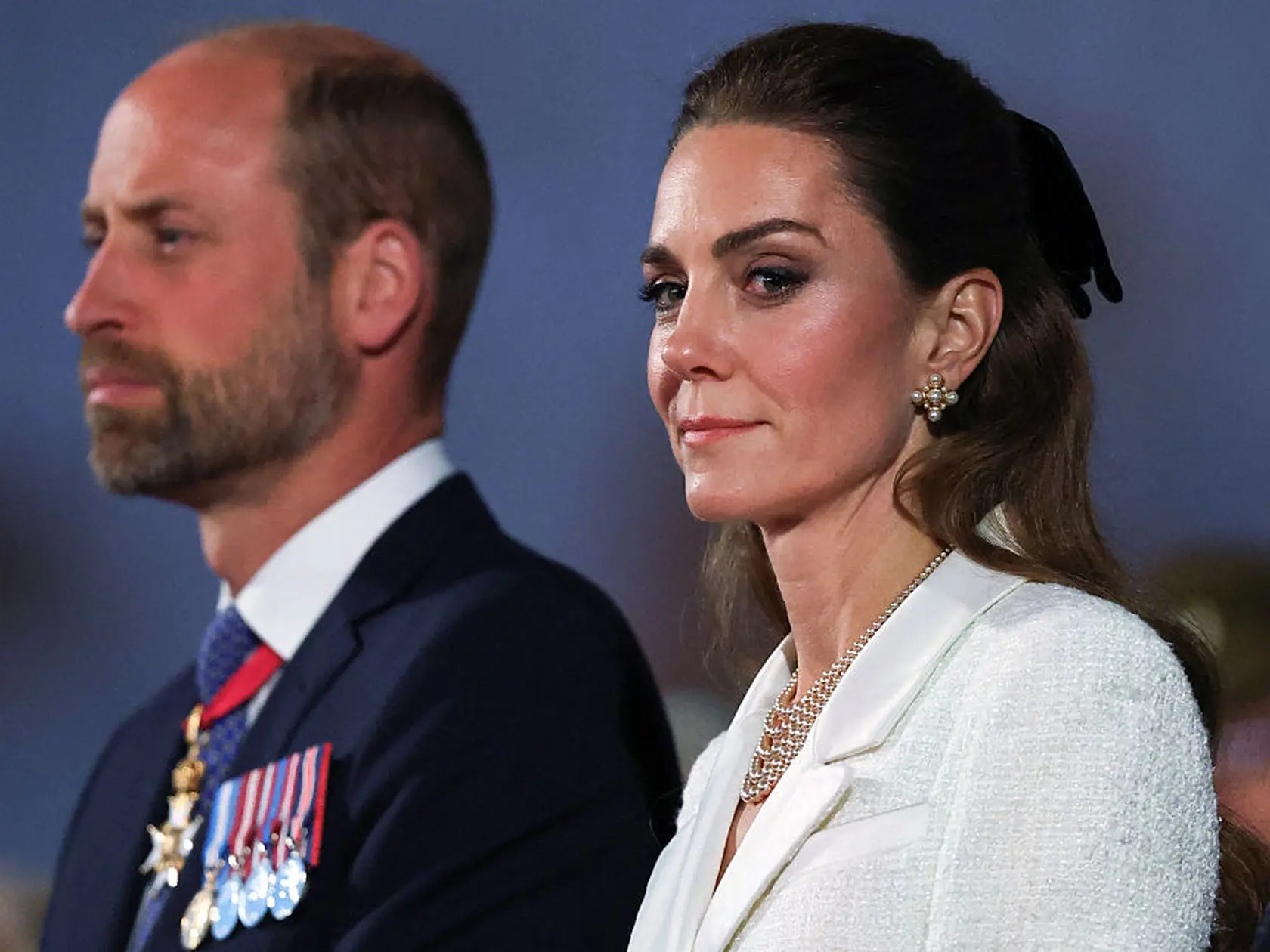 Prvotné správy o kráľovskom spore naznačovali, že Meghan rozplakala Kate počas nezhody ohľadom oblečenia, čo herečka zo Suits neskôr poprela. Vo svojej novej knihe Áno, madam: Tajný život kráľovských služobníkov Tom Quinn podľa britského denníka DailyMail.co.uk tvrdí, že obe ženy boli zo situácie „naozaj rozrušené“.