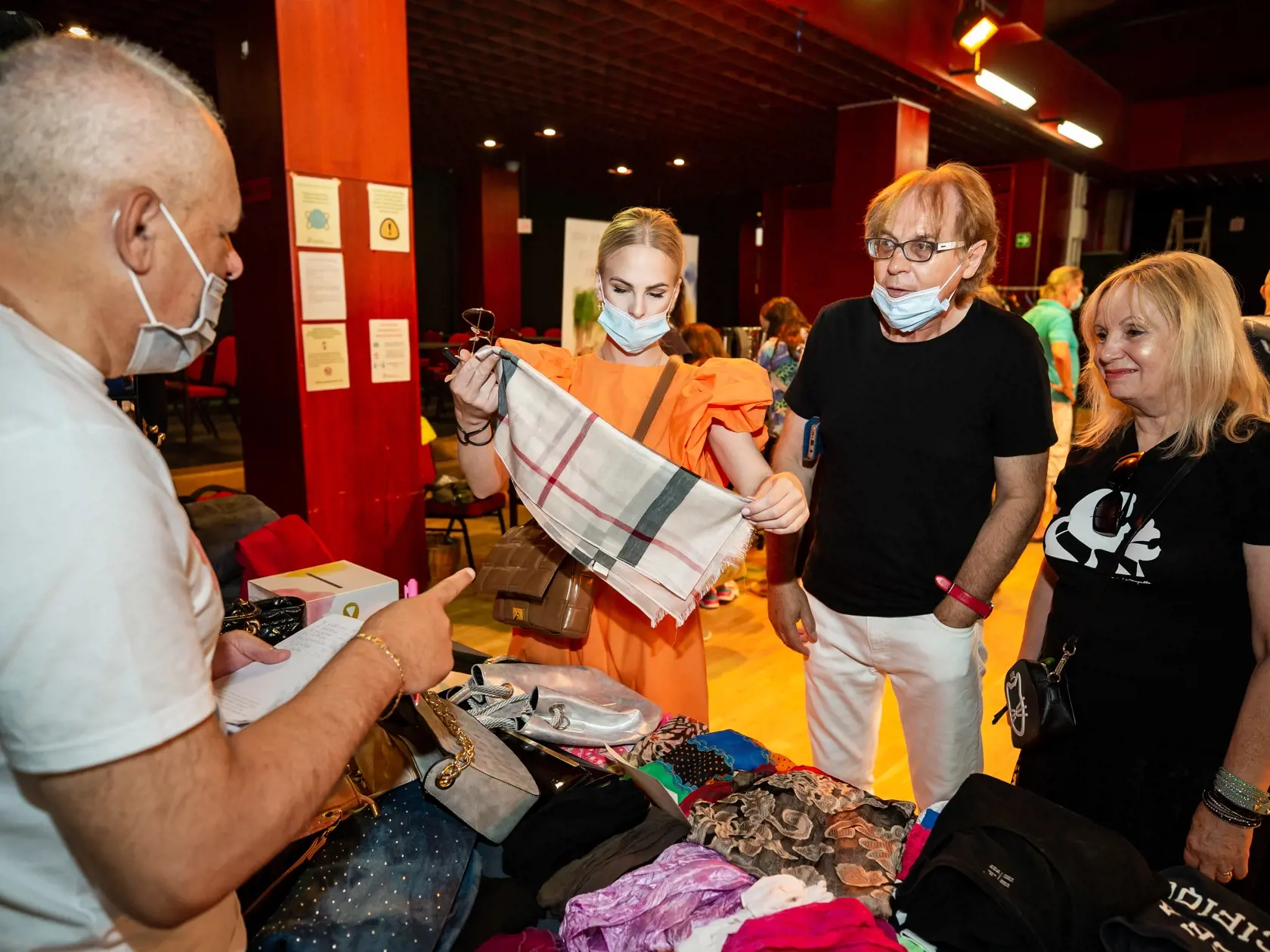 Charitatívny bazár Otta Weitera z vecí po jeho zosnulej manželke v bratislavskom Dome kultúry Zrkadlový háj. Na snímke Barbora Balúchová, Jozef Ivaška s manželkou.