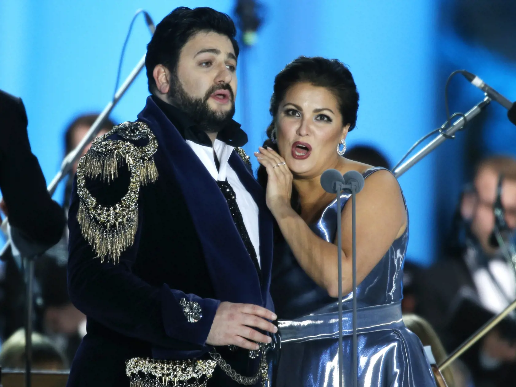 Ruská sopranistka Anna Netrebko (vpravo) a tenorista Jusif Ejvazov spievajú počas operného koncertu pri príležitosti 313. výročia založenia Palácového námestia v Petrohrade 27. mája 2016. 