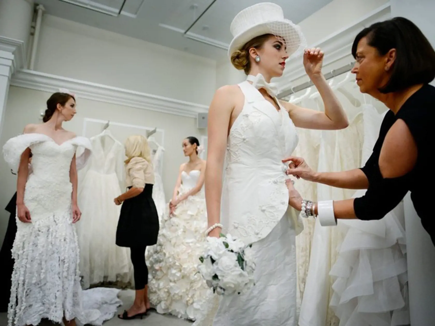 Včera v New Yorku sa konal 11. ročník súťaže „Toilet Paper Wedding Dress“, kde sa zúčastnilo množstvo návrhárov, ktorí predstavili svoje výtvory z „toaleťáku“.