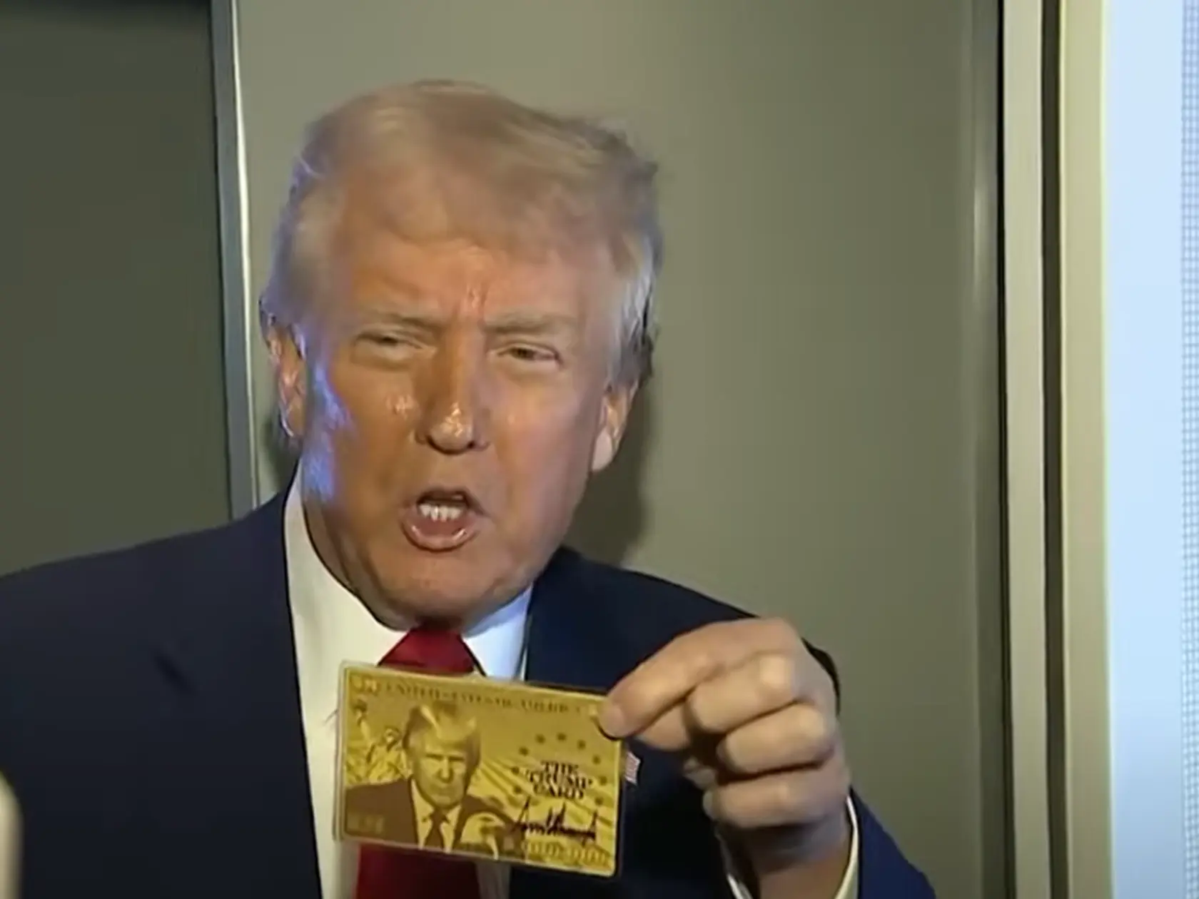 Na karte je Trumpova hlava aj podpis. Jej názov je "Trumpova karta"