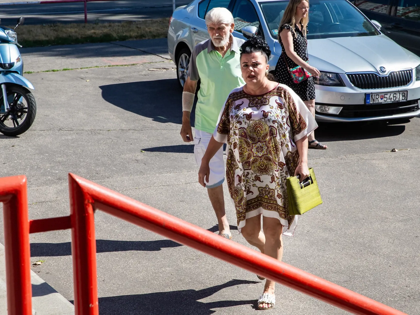 Charitatívny bazár Otta Weitera z vecí po jeho zosnulej manželke v bratislavskom Dome kultúry Zrkadlový háj. Na snímke Jadranka Handlovská.