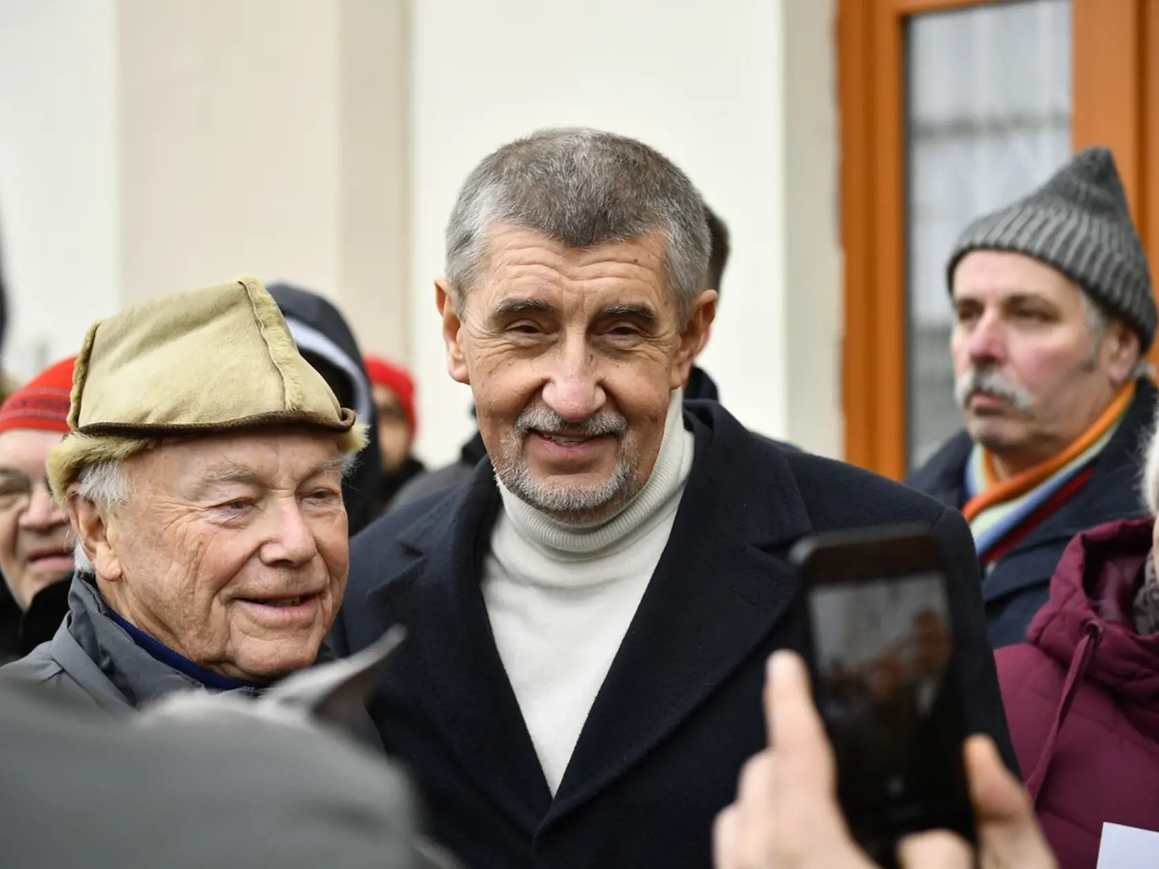 Program prezidentského kandidáta Andreja Babiša pokračuje v Libercoch. Už po príchode do obce ho prišli privítať jeho priaznivci, ktorí sa s ním fotili a skandovali "Babiš na hrad!"