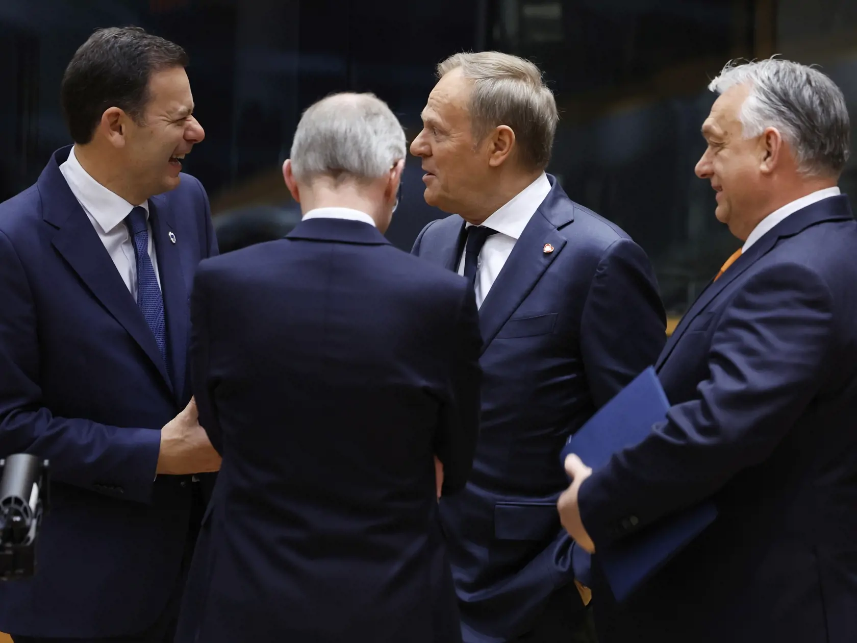 Zľava portugalský premiér Luis Montenegro, poľský premiér Donald Tusk a maďarský premiér Viktor Orbán sa rozprávajú počas rokovania za okrúhlym stolom na mimoriadnom summite EÚ v sídle Európskej rady v Bruseli 6. marca 2025. 