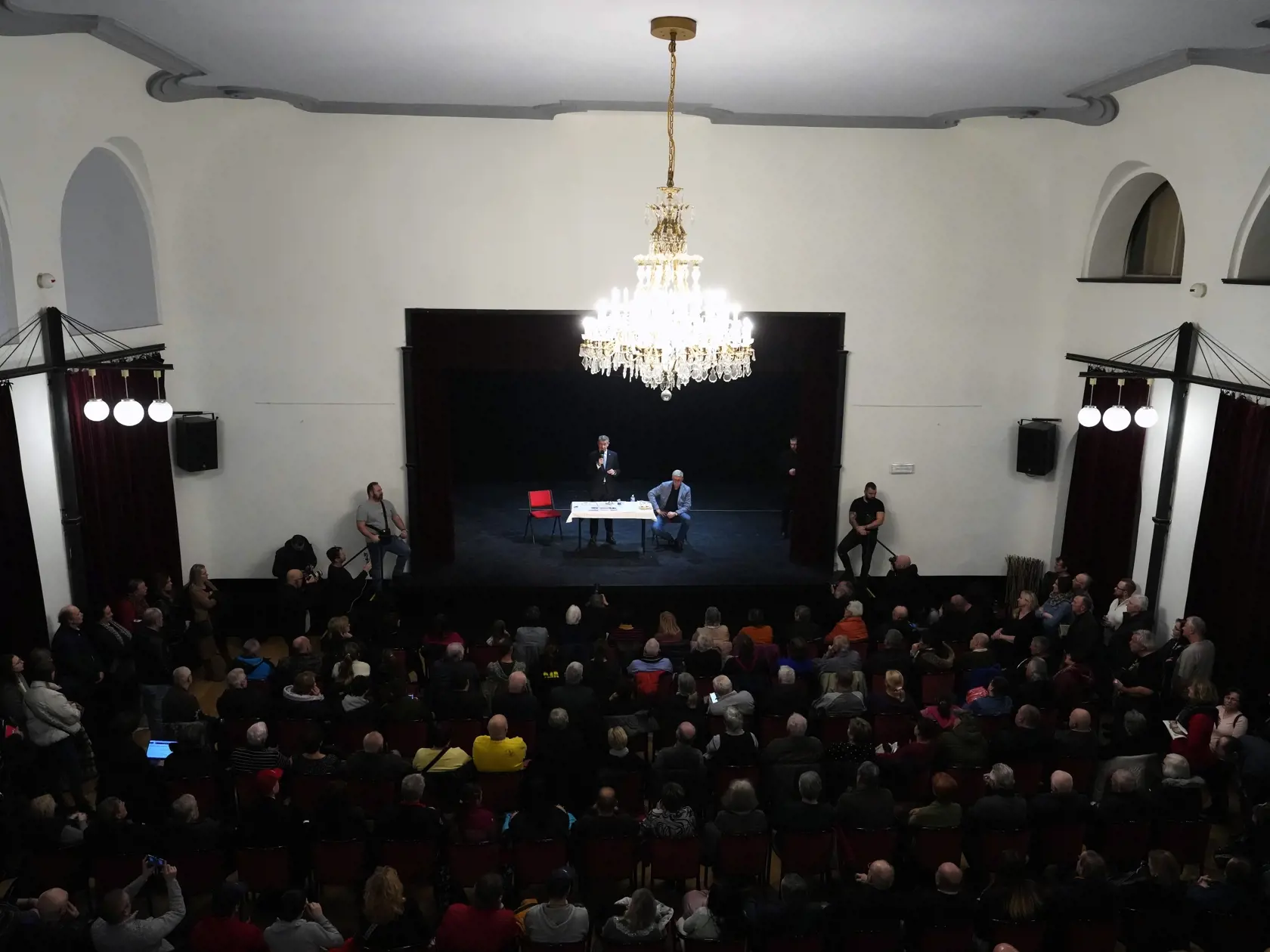 WA 41 Benešov - Český prezidentský kandidát a bývalý český expremiér Andrej Babiš sa prihovára svojim sympatizantom počas debaty v Benešove vo štvrtok 19. januára 2023. Druhé kolo českých prezidentských volieb, v ktorom sa proti sebe postavia Petr Pavel a Andrej Babiš, sa uskutoční 27. a 28. januára. FOTO TASR/AP 

Presidential candidate and former Czech Republic's prime minister Andrej Babis addresses his supporters during a debate in Benesov, Czech Republic, Thursday, Jan. 19, 2023. Czech Repu