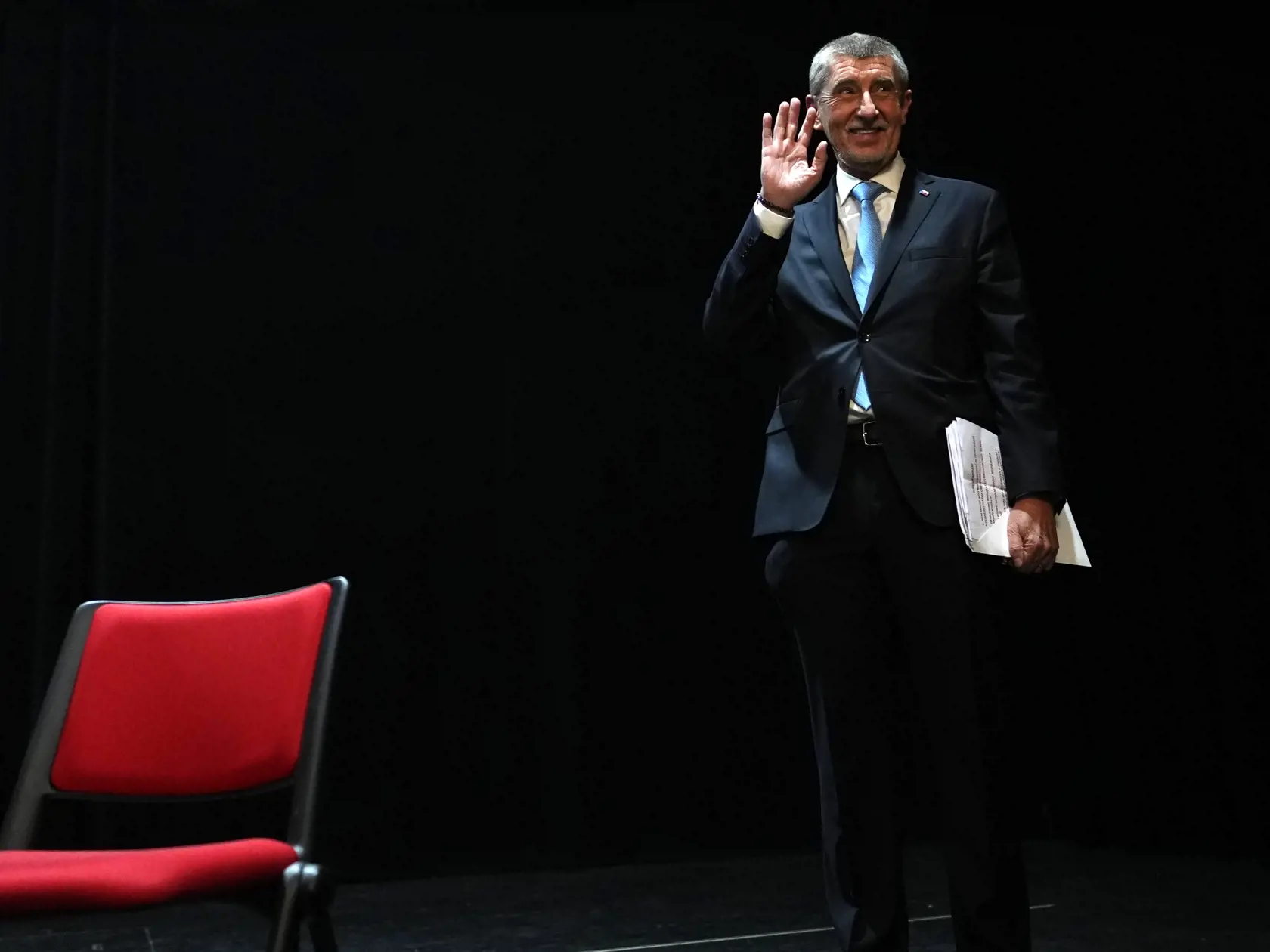 WA 36 Benešov - Český prezidentský kandidát a bývalý český expremiér Andrej Babiš máva svojim sympatizantomv počas debaty v Benešove vo štvrtok 19. januára 2023. Druhé kolo českých prezidentských volieb, v ktorom sa proti sebe postavia Petr Pavel a Andrej Babiš, sa uskutoční 27. a 28. januára. FOTO TASR/AP 

Presidential candidate and former Czech Republic's prime minister Andrej Babis addresses his supporters during a debate in Benesov, Czech Republic, Thursday, Jan. 19, 2023. Czech Republic ho