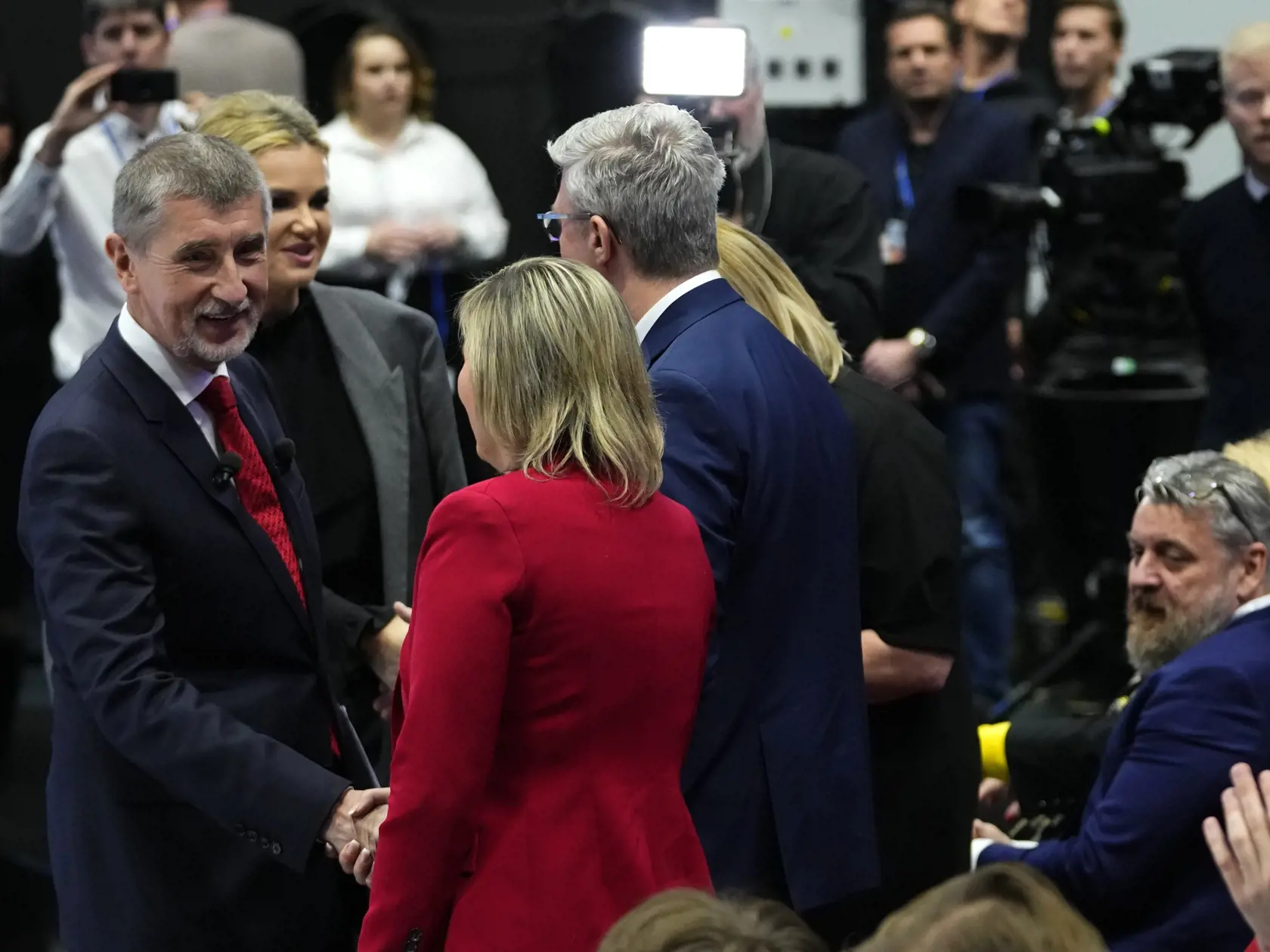 KK38 Praha - Kandidát na českého prezidenta Andrej Babiš prichádza na predvolebnú debatu 25. januára 2023 v Prahe. Druhé kolo českých prezidentských volieb, v ktorom sa proti sebe postavia Petr Pavel a Andrej Babiš, sa uskutoční 27. a 28. januára. FOTO TASR/AP
Presidential candidate and former Czech Republic's prime minister Andrej Babis, left, arrives for a political debate in Prague, Czech Republic, Wednesday, Jan. 25, 2023. (AP Photo/Petr David Josek)