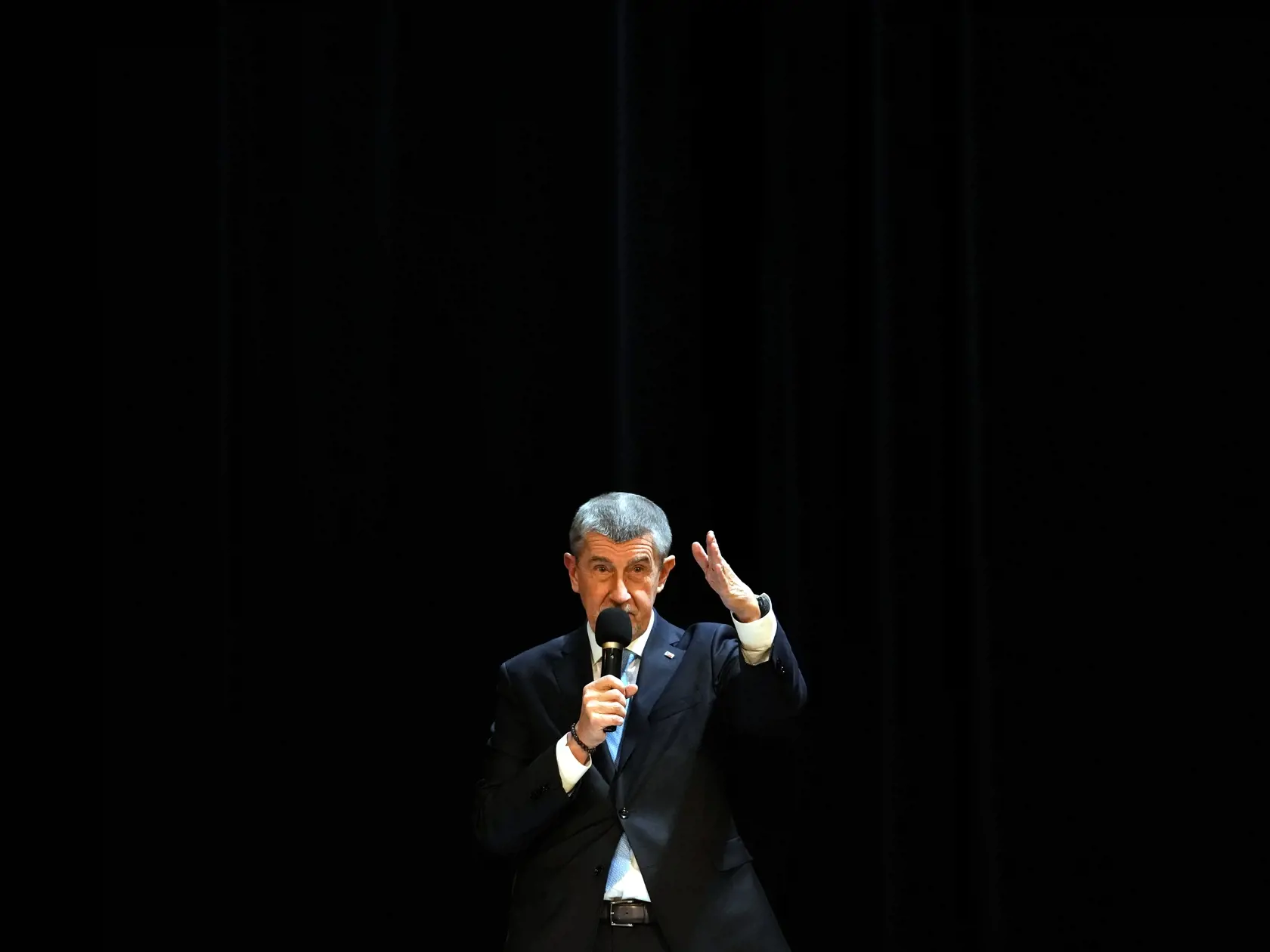 WA 35 Benešov - Český prezidentský kandidát a bývalý český expremiér Andrej Babiš zdraví svojich sympatizantov počas debaty v Benešove vo štvrtok 19. januára 2023. Druhé kolo českých prezidentských volieb, v ktorom sa proti sebe postavia Petr Pavel a Andrej Babiš, sa uskutoční 27. a 28. januára. FOTO TASR/AP 

Presidential candidate and former Czech Republic's prime minister Andrej Babis addresses his supporters during a debate in Benesov, Czech Republic, Thursday, Jan. 19, 2023. Czech Republic 