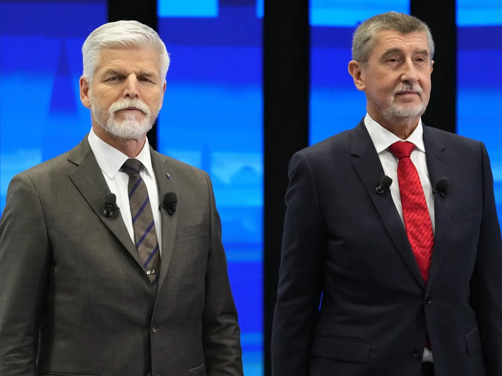 KK36 Praha - Kandidáti na českého prezidenta Petr Pavel (vľavo) a Andrej Babiš pózujú pred predvolebnou debatou 25. januára 2023 v Prahe. Druhé kolo českých prezidentských volieb, v ktorom sa proti sebe postavia Petr Pavel a Andrej Babiš, sa uskutoční 27. a 28. januára. FOTO TASR/AP
Supporters of presidential candidate and retired army Gen. Petr Pavel light up their phones during an election rally in Prague, Czech Republic, Wednesday, Jan. 25, 2023. (AP Photo/Petr David Josek)