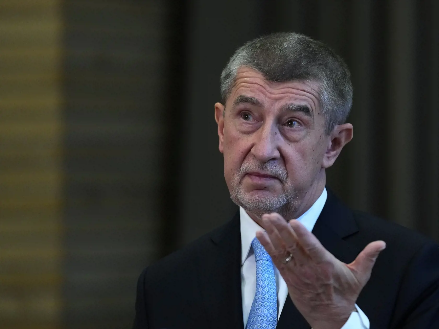 KK3 Praha - Bývalý český premiér a prezidentský kandidát Andrej Babiš gestikuluje počas tlačovej konferencie 9. januára 2023 v Prahe. Mestský súd v Prahe v pondelok  oslobodil českého expremiéra a predsedu hnutia ANO Andreja Babiša v dotačnej kauze Farmy Čapí hnízdo (FČH). Súd oslobodil aj druhú obžalovanú, bývalú podpredsedníčku predstavenstva holdingu Agrofert Janu Nagyovú. Podľa súdu sa nepreukázalo, že skutok popísaný v obžalobe bol trestným činom. Štátny zástupca sa proti rozsudku môže odvo