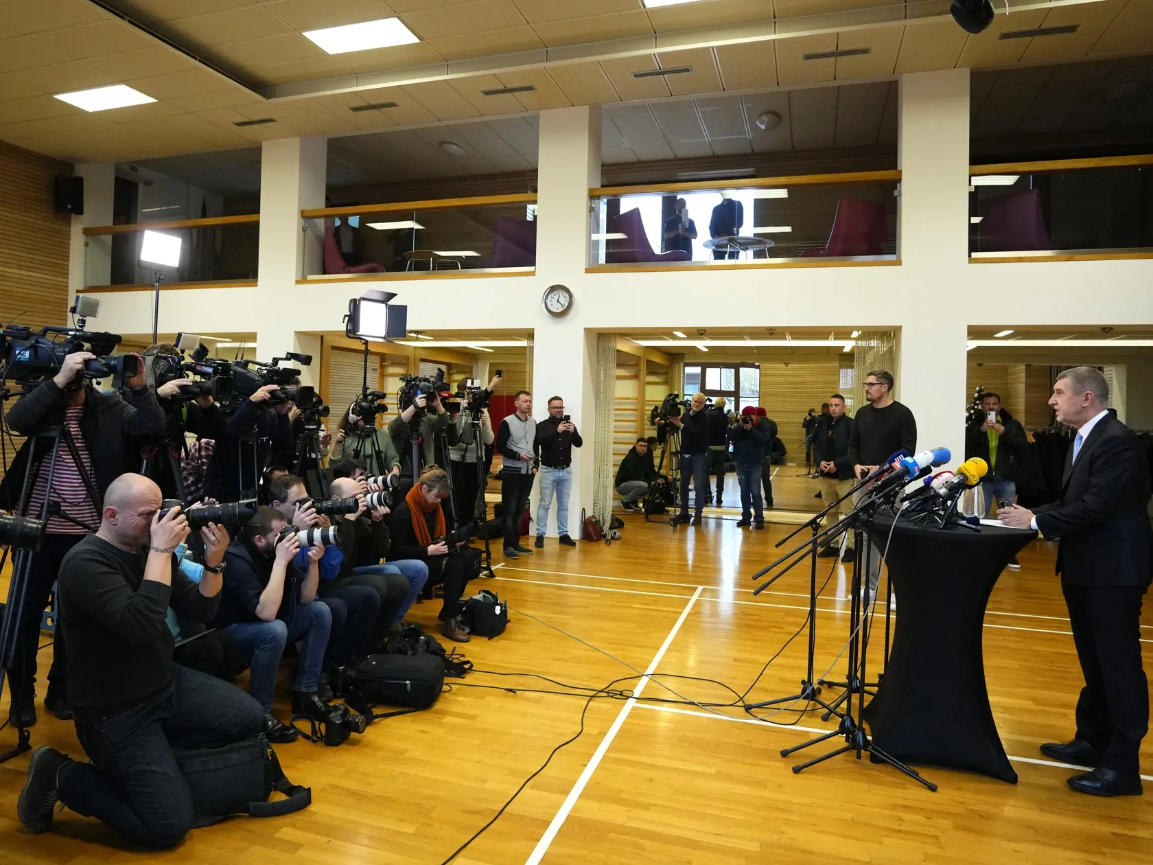KK5 Praha - Bývalý český premiér a prezidentský kandidát Andrej Babiš gestikuluje počas tlačovej konferencie 9. januára 2023 v Prahe. Mestský súd v Prahe v pondelok  oslobodil českého expremiéra a predsedu hnutia ANO Andreja Babiša v dotačnej kauze Farmy Čapí hnízdo (FČH). Súd oslobodil aj druhú obžalovanú, bývalú podpredsedníčku predstavenstva holdingu Agrofert Janu Nagyovú. Podľa súdu sa nepreukázalo, že skutok popísaný v obžalobe bol trestným činom. Štátny zástupca sa proti rozsudku môže odvo
