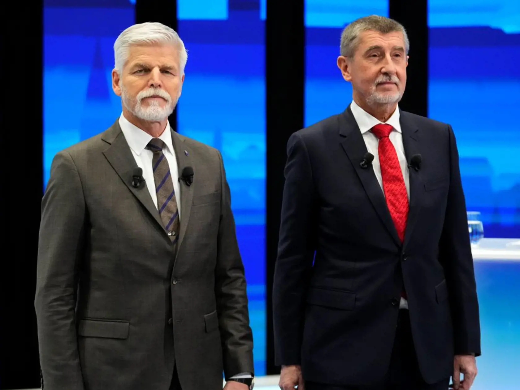 Kandidáti na českého prezidenta Petr Pavel (vľavo) a Andrej Babiš pózujú pred predvolebnou debatou 25. januára 2023 v Prahe. Druhé kolo českých prezidentských volieb, v ktorom sa proti sebe postavia Petr Pavel a Andrej Babiš, sa uskutoční 27. a 28. januára.