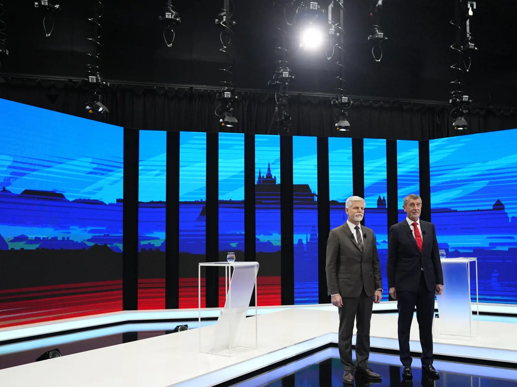 KK37 Praha - Kandidáti na českého prezidenta Petr Pavel (vľavo) a Andrej Babiš pózujú pred predvolebnou debatou 25. januára 2023 v Prahe. Druhé kolo českých prezidentských volieb, v ktorom sa proti sebe postavia Petr Pavel a Andrej Babiš, sa uskutoční 27. a 28. januára. FOTO TASR/AP
Supporters of presidential candidate and retired army Gen. Petr Pavel light up their phones during an election rally in Prague, Czech Republic, Wednesday, Jan. 25, 2023. (AP Photo/Petr David Josek)