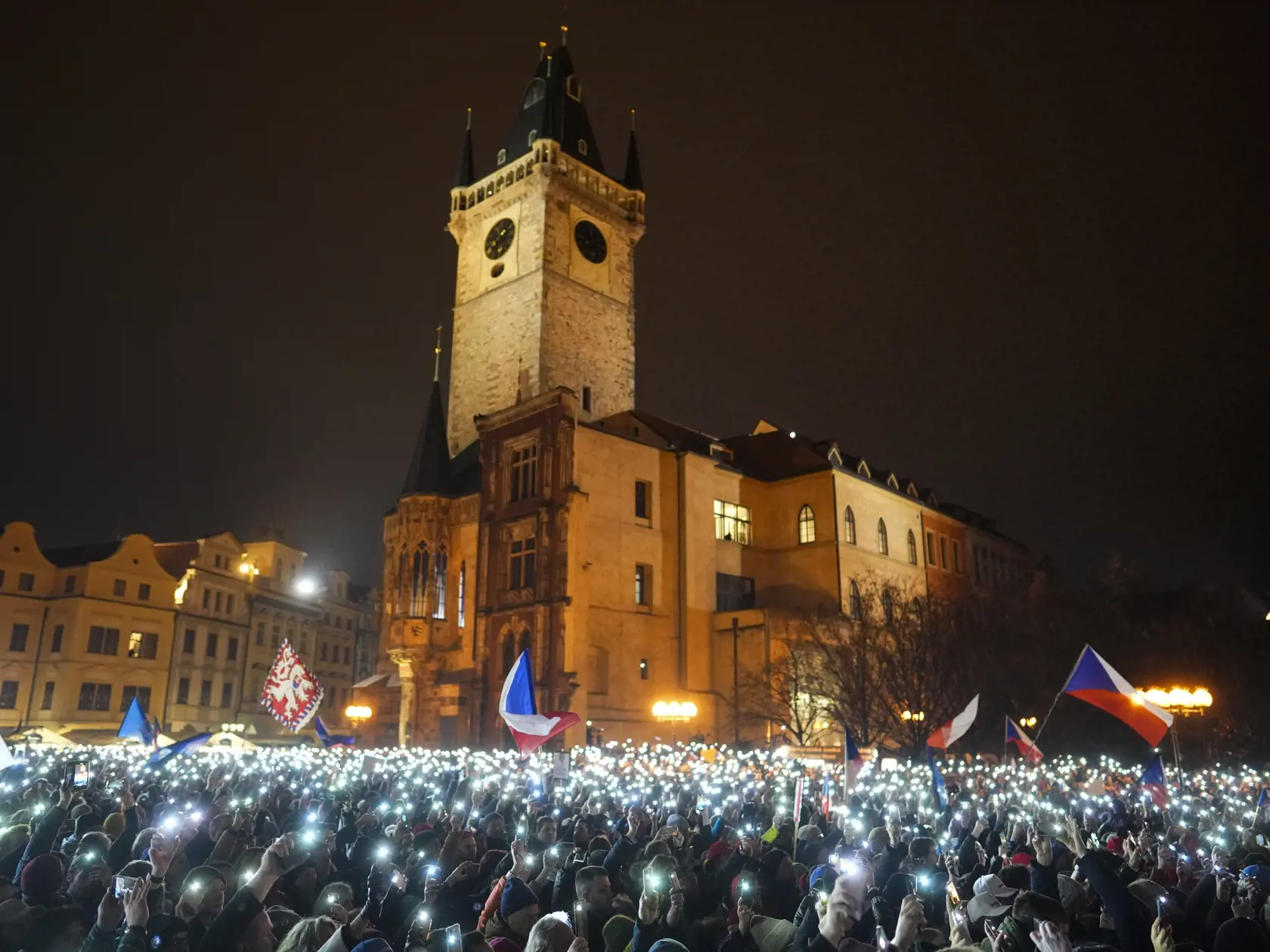 KK36 Praha - Priaznivci kandidáta na českého prezidenta Petra Pavla svietia svojmi mobilmi počas predvolebného mítingu 25. januára 2023 v Prahe. Druhé kolo českých prezidentských volieb, v ktorom sa proti sebe postavia Petr Pavel a Andrej Babiš, sa uskutoční 27. a 28. januára. FOTO TASR/AP
Supporters of presidential candidate and retired army Gen. Petr Pavel light up their phones during an election rally in Prague, Czech Republic, Wednesday, Jan. 25, 2023. (AP Photo/Petr David Josek)
