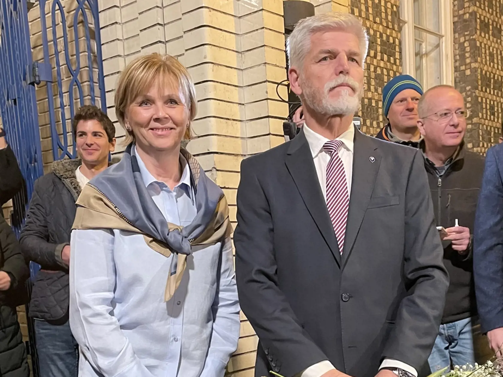 Na snímke úspešný kandidát na prezidenta Českej republiky Petr Pavel a manželka Eva čakajú na príchod porazenej prezidentskej kandidátky Danuše Nerudovej vo svojom volebnom štábe v Prahe v sobotu 14. januára 2023. Po sčítaní takmer všetkých hlasov získal Pavel zatiaľ 35,39 percenta hlasov a predbehol tak Babiša, ktorý je tesne za ním si ziskom 35,00 percenta hlasov v 1. kole prezidentských volieb. Do 2. kola, ktoré sa uskutoční o 14 dní postúpili Andrej Babiš a Petr Pavel. FOTO TASR - Barbora Vi
