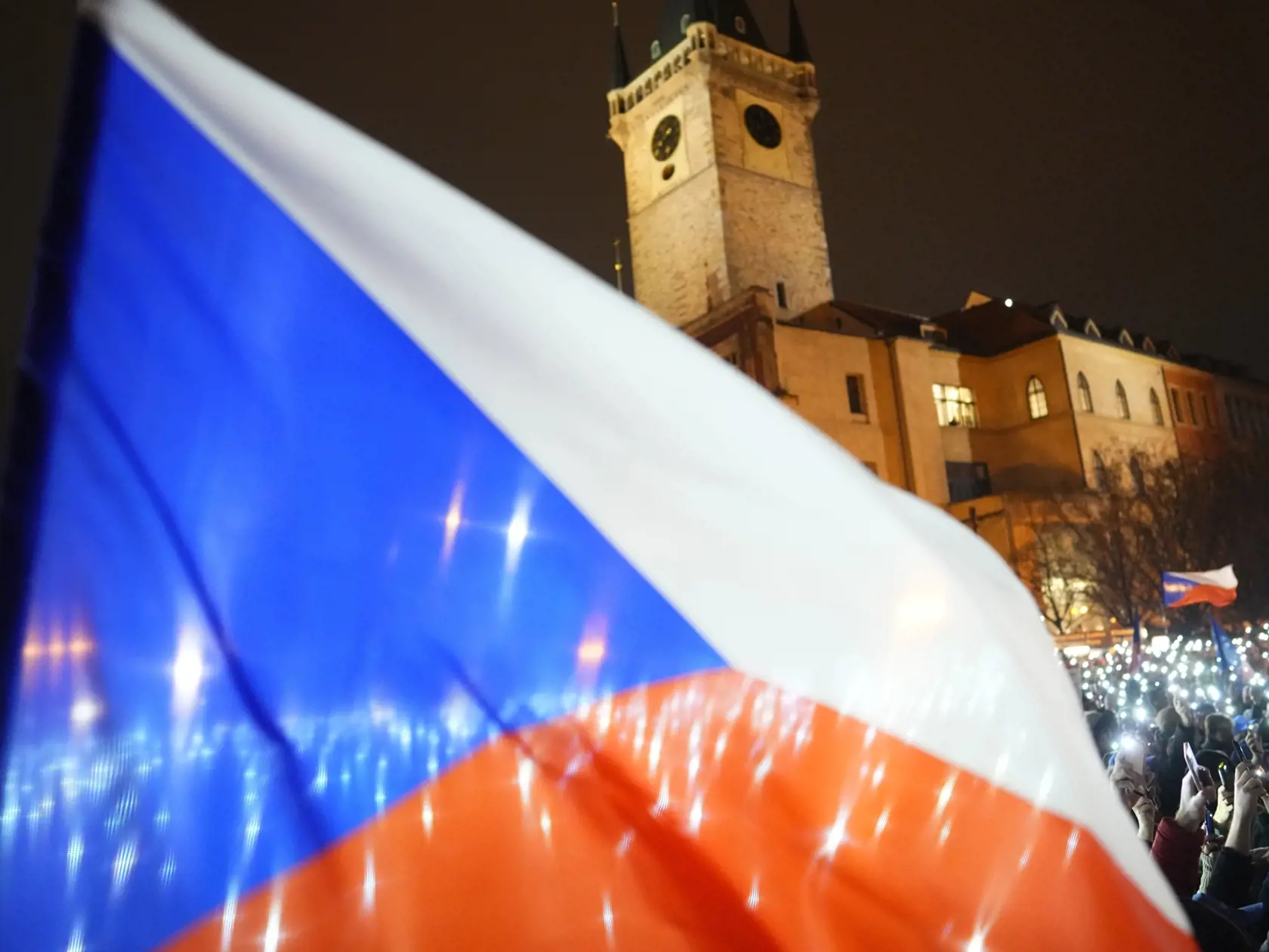 KK35 Praha - Priaznivci kandidáta na českého prezidenta Petra Pavla svietia svojmi mobilmi počas predvolebného mítingu 25. januára 2023 v Prahe. Druhé kolo českých prezidentských volieb, v ktorom sa proti sebe postavia Petr Pavel a Andrej Babiš, sa uskutoční 27. a 28. januára. FOTO TASR/AP
Supporters of presidential candidate and retired army Gen. Petr Pavel light up their phones during an election rally in Prague, Czech Republic, Wednesday, Jan. 25, 2023. (AP Photo/Petr David Josek)
