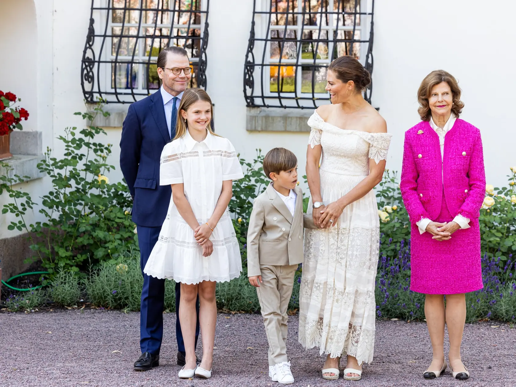 Najobľúbenejšou členkou švédskej kráľovskej rodiny je bezpochyby princezná Viktória, ktorá je nasledovníčkou trónu a ľud si dokonca želá, aby jej otec, kráľ Karol 16., abdikoval v jej prospech.