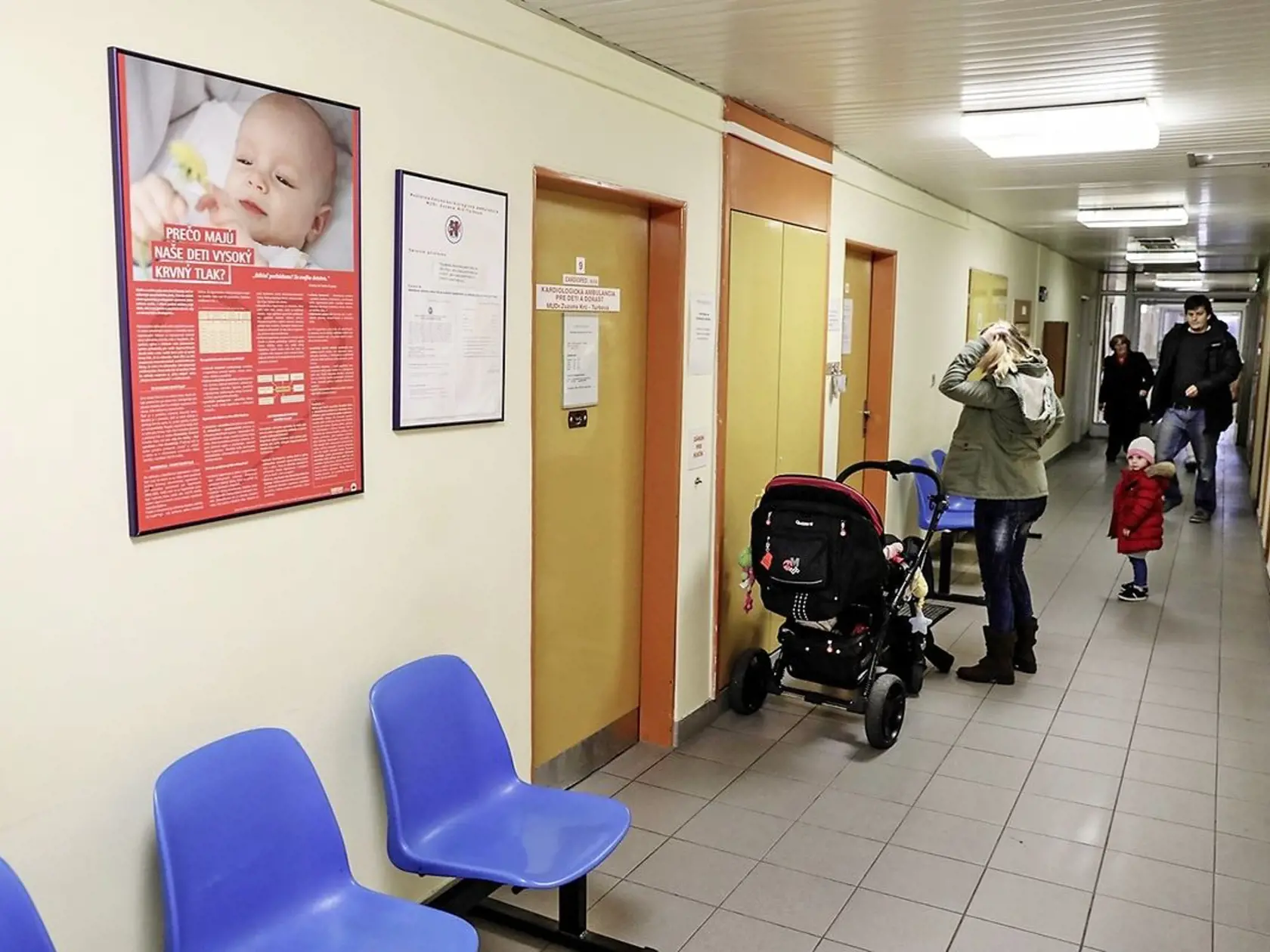 prípadné vypovedanie zmlúv zdravotným poisťovniam zo strany zdravotníckych organizácií by mohlo spôsobiť napríklad odloženie plánovaných hospitalizácií a urýchliť odchod zdravotníkov do zahraničia.