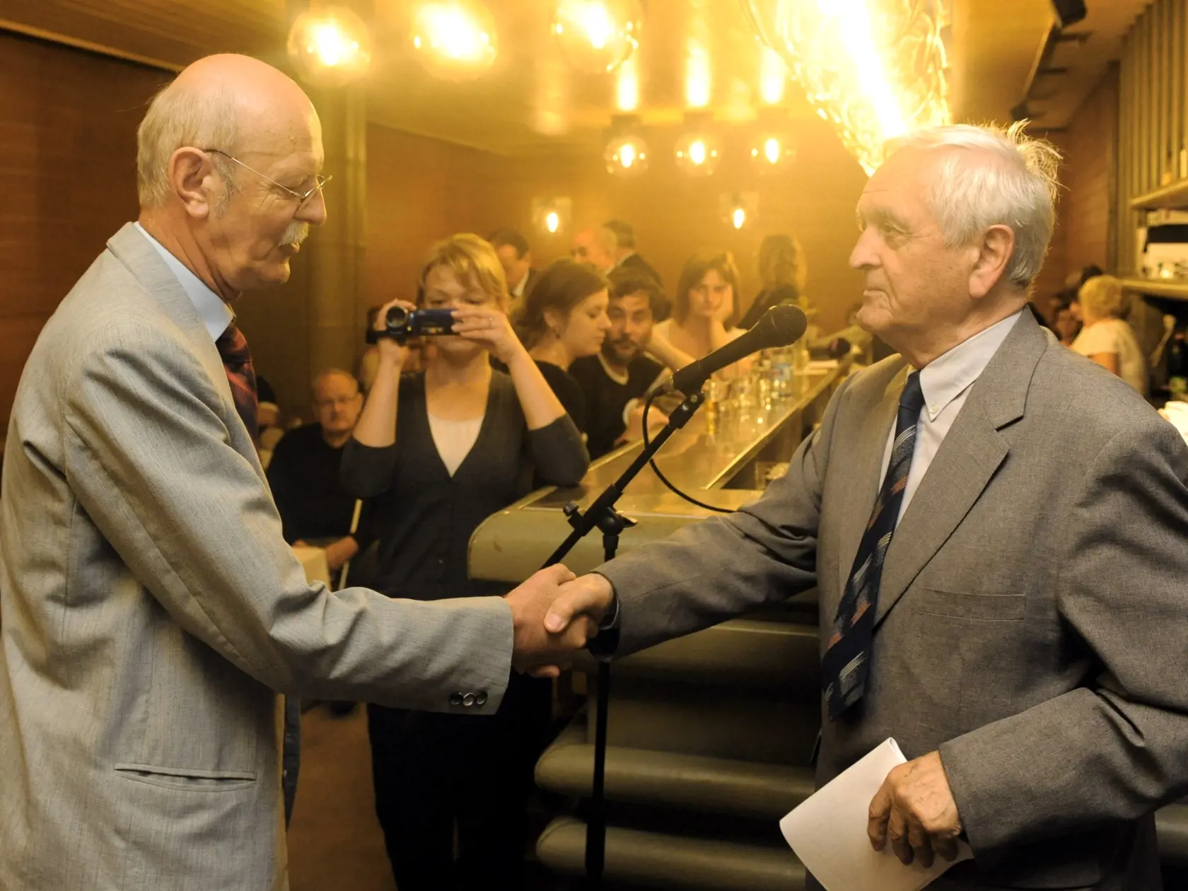 Slávnostné odovzdávanie literárnych cien a prémií za rok 2011, ktoré udeľuje Literárny fond (LF) - výbor Sekcie pre pôvodnú literatúru - za najhodnotnejšie diela predchádzajúceho roka, sa uskutočnilo 12. júna 2012 v Bratislave. Na snímke Ján Tužinský (vľavo) dostal prémiu za literárnu tvorbu za rok 2011v rámci Cien LF za pôvodnú slovenskú literárnu tvorbu za dielo Britva oka kultúry.