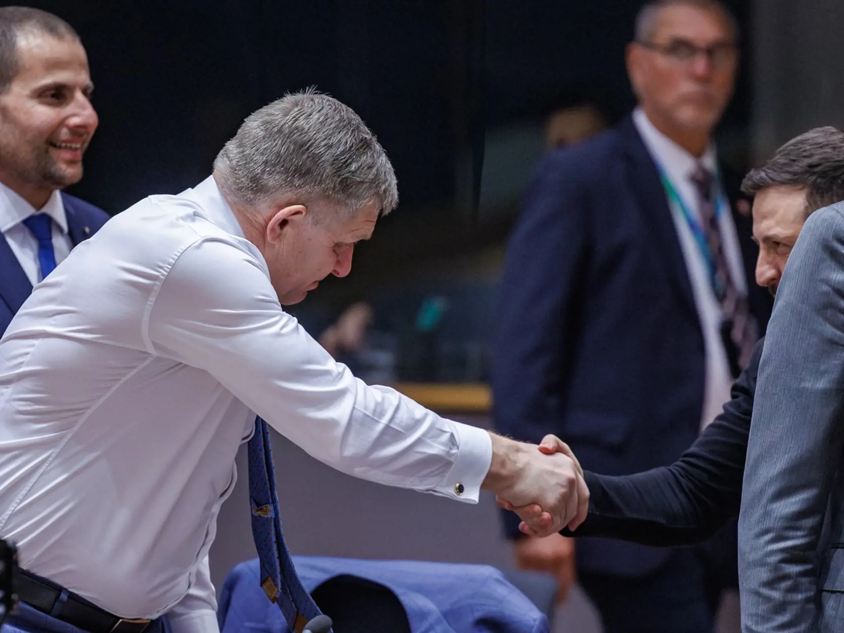 Slovenský premiér Robert Fico a ukrajinský prezident Volodymyr Zelenskyj sa zdravia počas zasadnutia Európskej rady v Bruseli, Belgicko, 6. marca 2025.