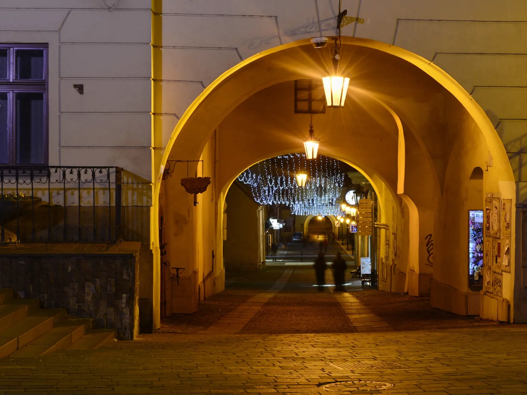 Večerný Prešov. Na snímke pohľad na Floriánovú uliciu z Hlavnej ulice v historickom centre Prešova. V Prešove 9. novembra 2022. FOTO TASR – Milan Kapusta

