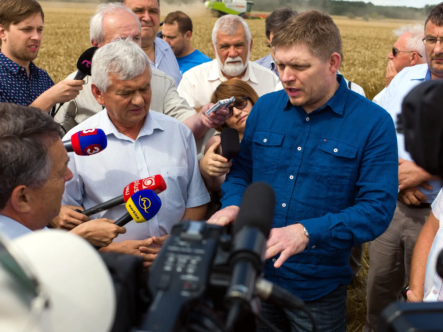 Predseda vlády SR Robert Fico  (druhý sprava), minister pôdohospodárstva a rozvoja vidieka SR Ľubomír Jahnátek (vľavo) a predseda SPPK Milan Semančík navštívili vo štvrtok 10. júla 2014 Poľnohospodárske družstvo Sokolce v okrese Komárno, kde kde sa oboznámili so stavom žatevných prác a aktuálnou situáciou v poľnohospodárstve. 