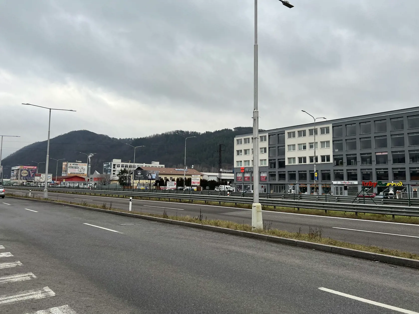 Frekventovaným úsekom diaľnice R1, ktorý smeruje od Zvolena do Banskej Bystrice, prejde denne obrovské množstvo áut. Ani známa “štvorprúdovka”, ktorá tadiaľto vedie, však neodrádza niektorých chodcov, ktorí cez ňu prechádzajú z jednej strany na druhú - pešo, či na kolobežke.