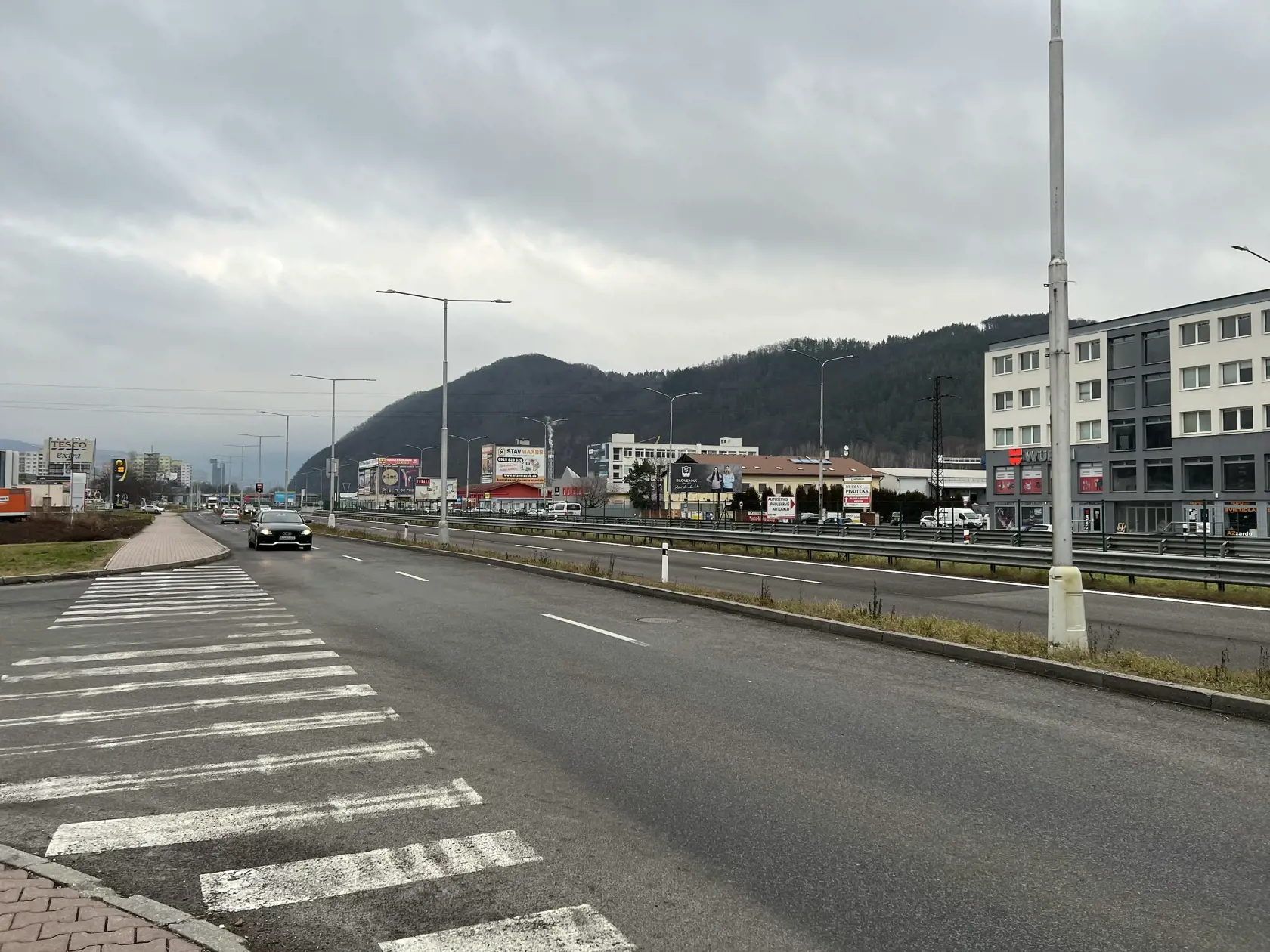Frekventovaným úsekom diaľnice R1, ktorý smeruje od Zvolena do Banskej Bystrice, prejde denne obrovské množstvo áut. Ani známa “štvorprúdovka”, ktorá tadiaľto vedie, však neodrádza niektorých chodcov, ktorí cez ňu prechádzajú z jednej strany na druhú - pešo, či na kolobežke.