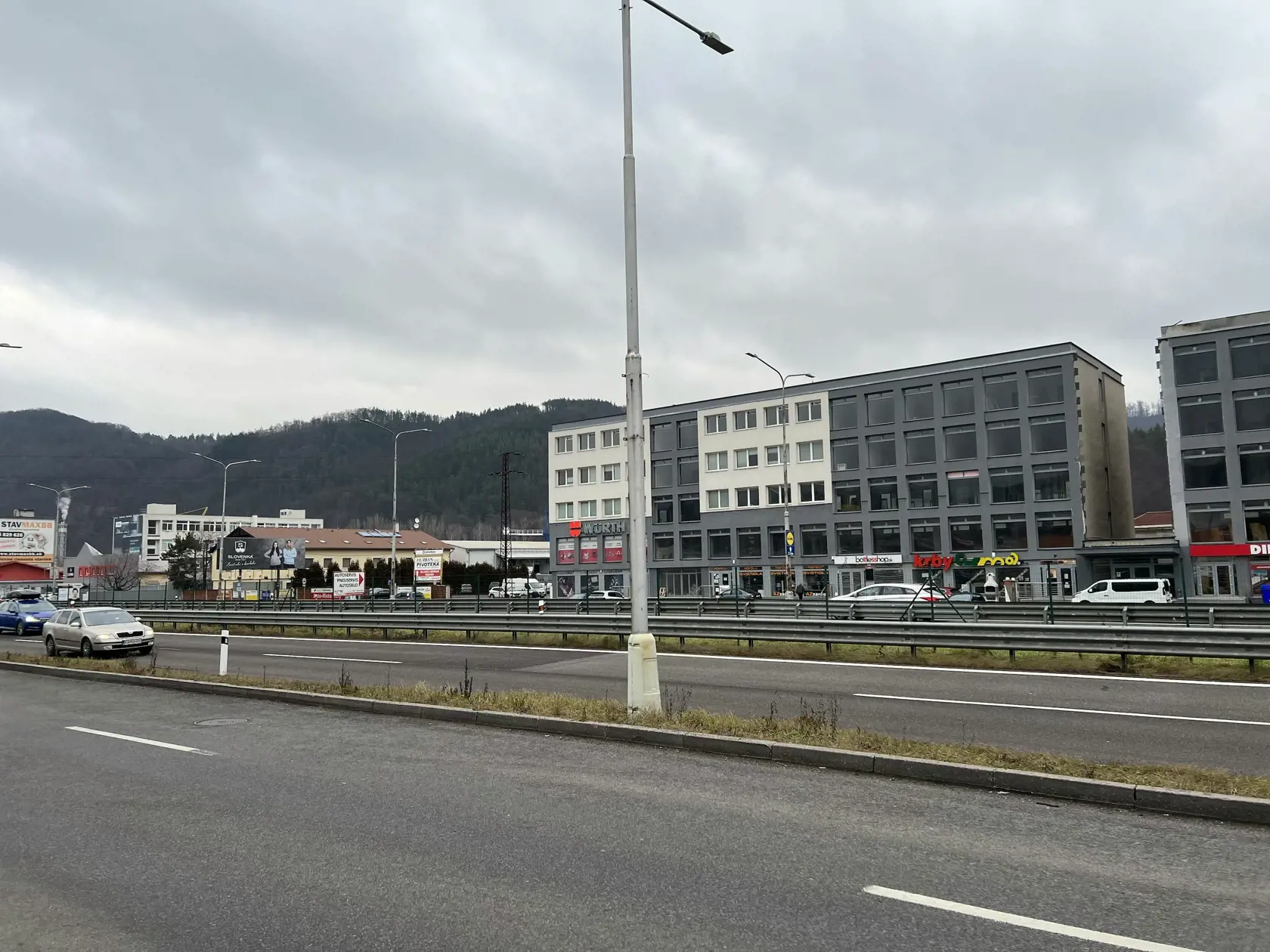 Frekventovaným úsekom diaľnice R1, ktorý smeruje od Zvolena do Banskej Bystrice, prejde denne obrovské množstvo áut. Ani známa “štvorprúdovka”, ktorá tadiaľto vedie, však neodrádza niektorých chodcov, ktorí cez ňu prechádzajú z jednej strany na druhú - pešo, či na kolobežke.