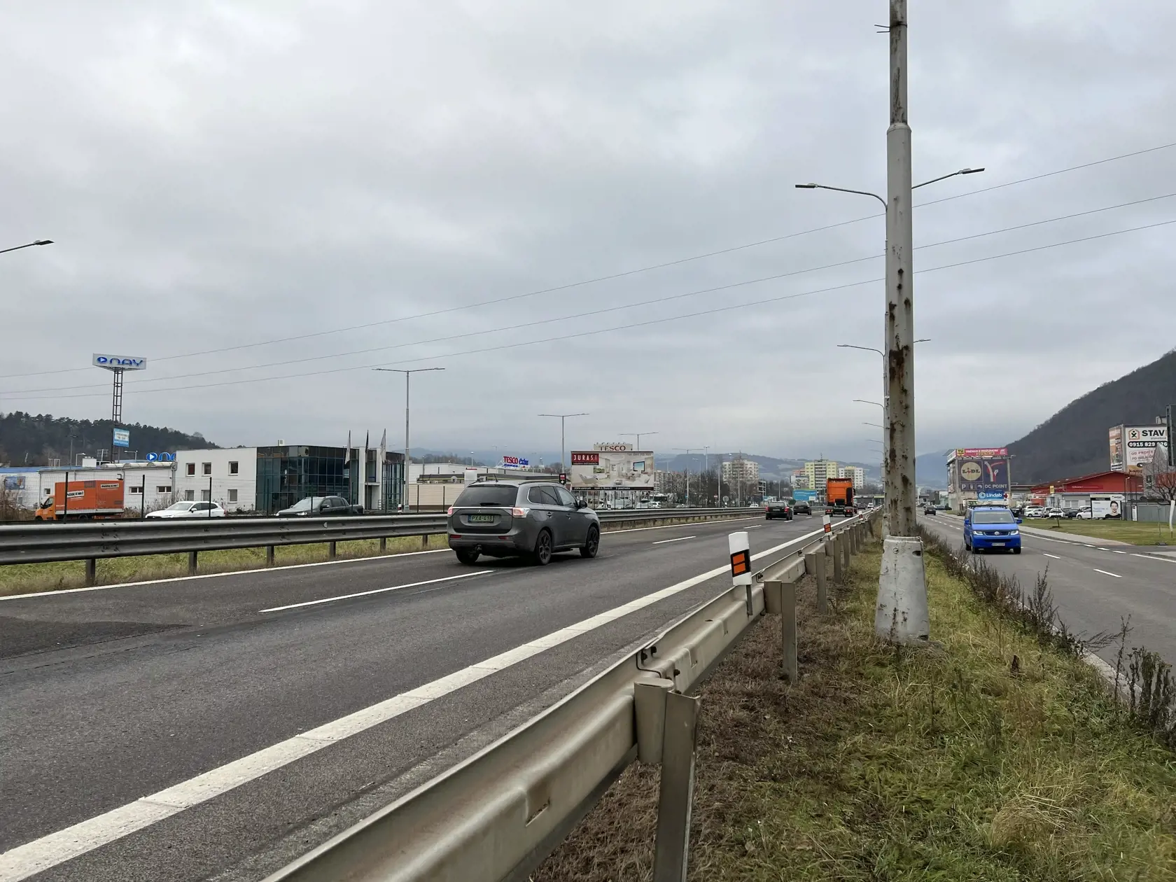 Frekventovaným úsekom diaľnice R1, ktorý smeruje od Zvolena do Banskej Bystrice, prejde denne obrovské množstvo áut. Ani známa “štvorprúdovka”, ktorá tadiaľto vedie, však neodrádza niektorých chodcov, ktorí cez ňu prechádzajú z jednej strany na druhú - pešo, či na kolobežke.