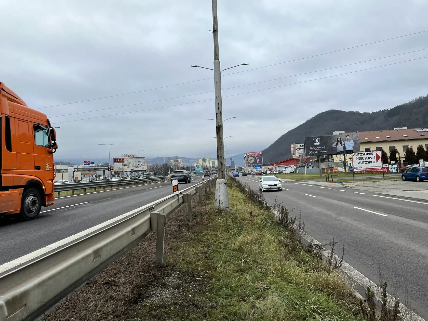 Frekventovaným úsekom diaľnice R1, ktorý smeruje od Zvolena do Banskej Bystrice, prejde denne obrovské množstvo áut. Ani známa “štvorprúdovka”, ktorá tadiaľto vedie, však neodrádza niektorých chodcov, ktorí cez ňu prechádzajú z jednej strany na druhú - pešo, či na kolobežke.