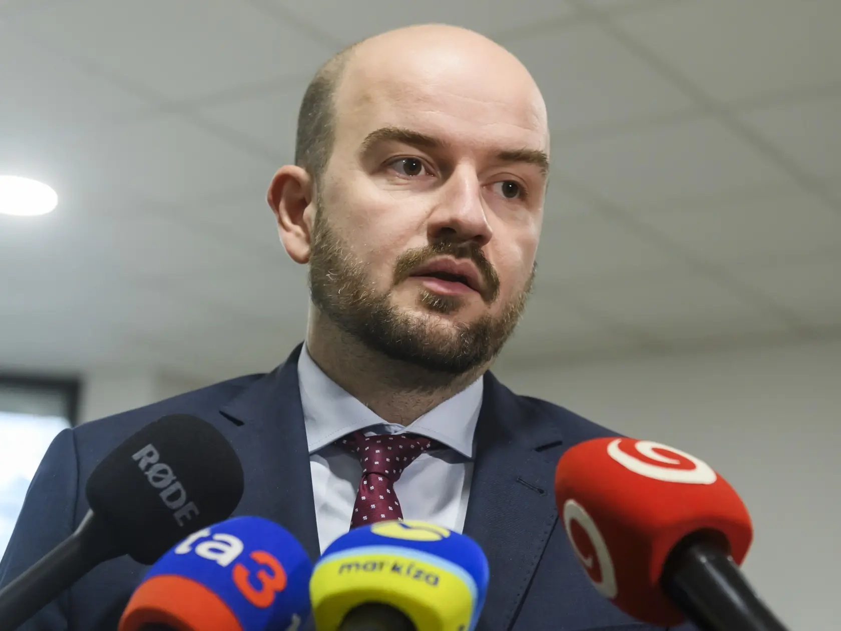 V koalícii sa má o zákone o tzv. covidových amnestiách, ak ho prezident SR Peter Pellegrini nepodpíše a vráti do parlamentu, ešte diskutovať. Poslanec Národnej rady (NR) SR Roman Michelko (SNS) si myslí, že SNS a Smer-SD by nemali problém prelomiť prípadné veto hlavy štátu. Zákonodarca Ján Podmanický (Smer-SD) legislatívu víta a za prípadné prelomenie veta bude hlasovať. Predseda poslaneckého klubu PS Martin Dubéci a poslanec Jozef Hajko (KDH) zákon kritizujú.