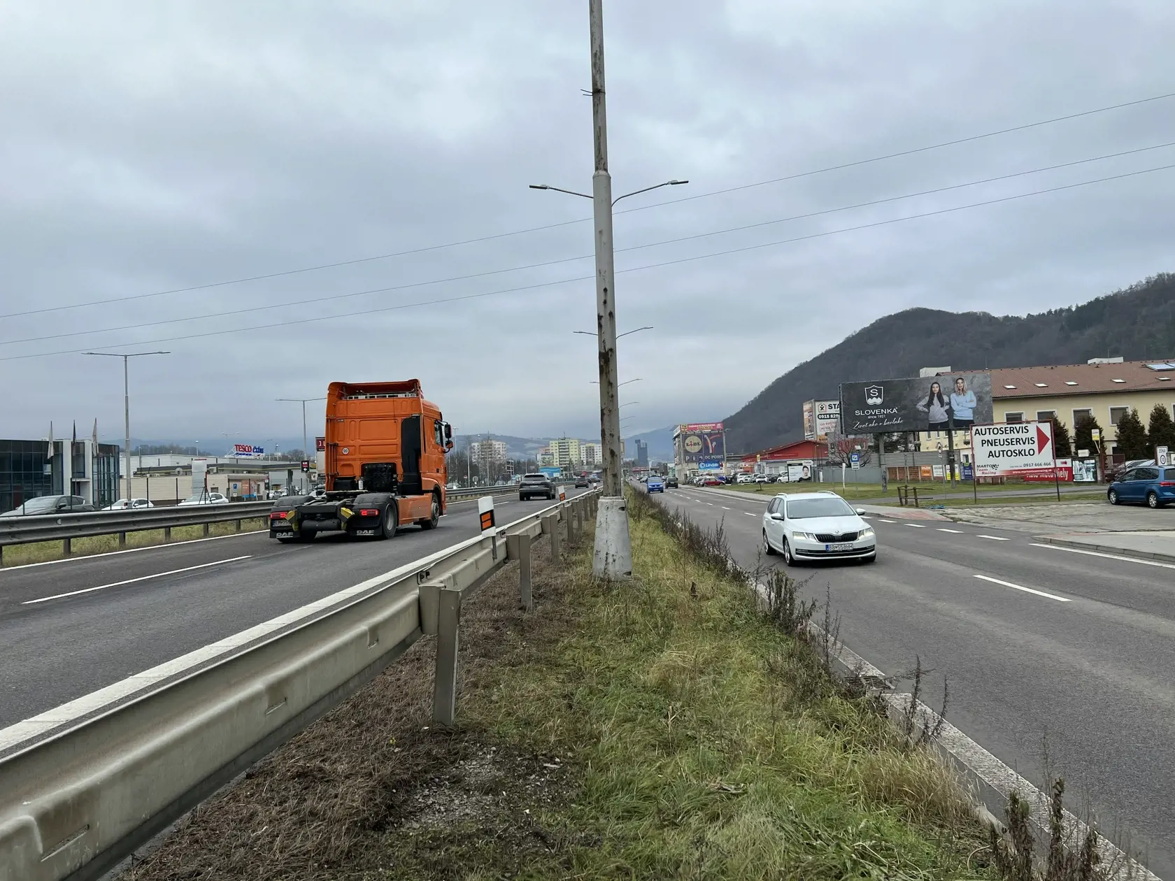 Frekventovaným úsekom diaľnice R1, ktorý smeruje od Zvolena do Banskej Bystrice, prejde denne obrovské množstvo áut. Ani známa “štvorprúdovka”, ktorá tadiaľto vedie, však neodrádza niektorých chodcov, ktorí cez ňu prechádzajú z jednej strany na druhú - pešo, či na kolobežke.