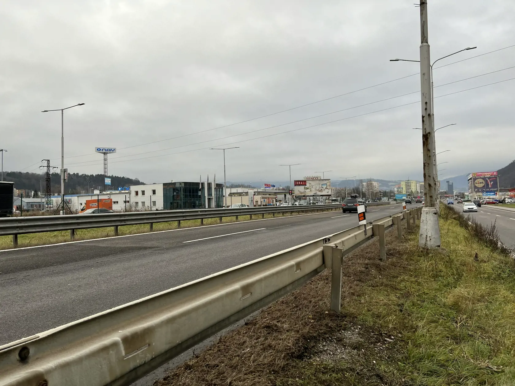 Frekventovaným úsekom diaľnice R1, ktorý smeruje od Zvolena do Banskej Bystrice, prejde denne obrovské množstvo áut. Ani známa “štvorprúdovka”, ktorá tadiaľto vedie, však neodrádza niektorých chodcov, ktorí cez ňu prechádzajú z jednej strany na druhú - pešo, či na kolobežke.