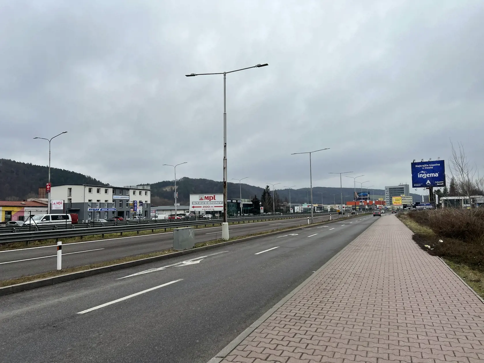 Frekventovaným úsekom diaľnice R1, ktorý smeruje od Zvolena do Banskej Bystrice, prejde denne obrovské množstvo áut. Ani známa “štvorprúdovka”, ktorá tadiaľto vedie, však neodrádza niektorých chodcov, ktorí cez ňu prechádzajú z jednej strany na druhú - pešo, či na kolobežke.